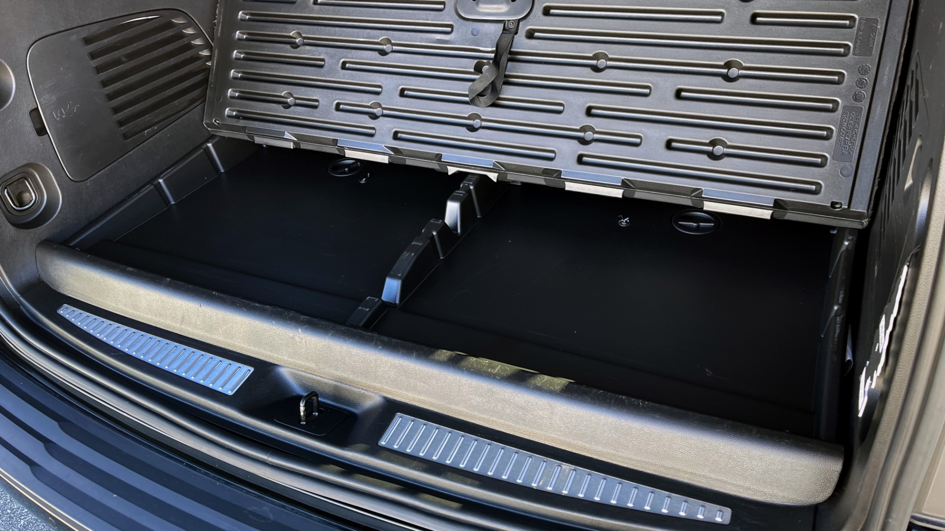 Used 2019 Chevrolet SUBURBAN LT 4X4 / 5.3L V8 / NAV / BOSE / HTD STS / 3-ROW / TOW / REARVIEW for sale Sold at Formula Imports in Charlotte NC 28227 23