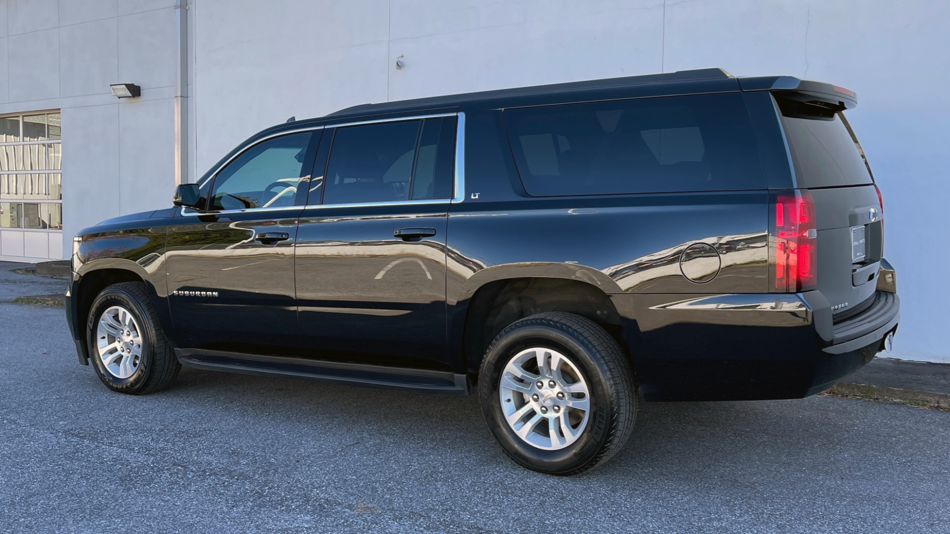 Used 2019 Chevrolet SUBURBAN LT 4X4 / 5.3L V8 / NAV / BOSE / HTD STS / 3-ROW / TOW / REARVIEW for sale Sold at Formula Imports in Charlotte NC 28227 3