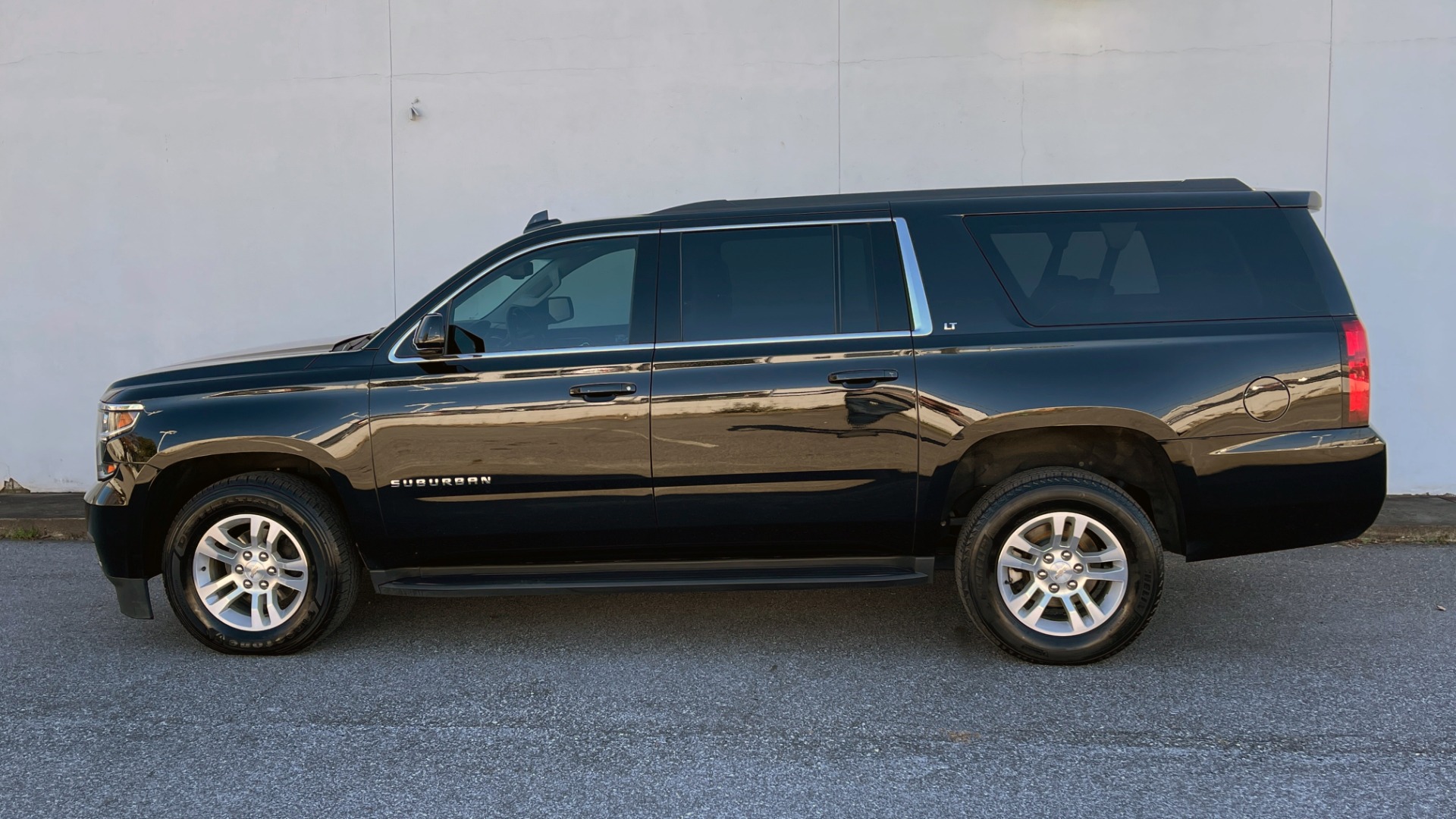 Used 2019 Chevrolet SUBURBAN LT 4X4 / 5.3L V8 / NAV / BOSE / HTD STS / 3-ROW / TOW / REARVIEW for sale Sold at Formula Imports in Charlotte NC 28227 4