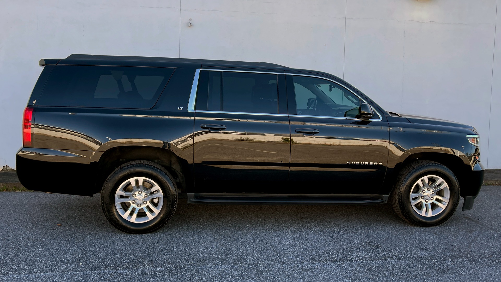 Used 2019 Chevrolet SUBURBAN LT 4X4 / 5.3L V8 / NAV / BOSE / HTD STS / 3-ROW / TOW / REARVIEW for sale Sold at Formula Imports in Charlotte NC 28227 6