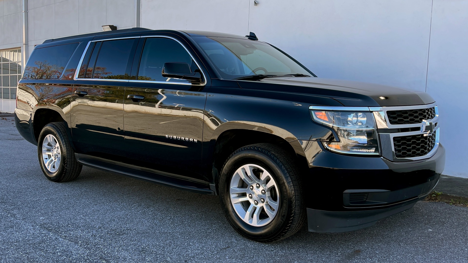 Used 2019 Chevrolet SUBURBAN LT 4X4 / 5.3L V8 / NAV / BOSE / HTD STS / 3-ROW / TOW / REARVIEW for sale Sold at Formula Imports in Charlotte NC 28227 8