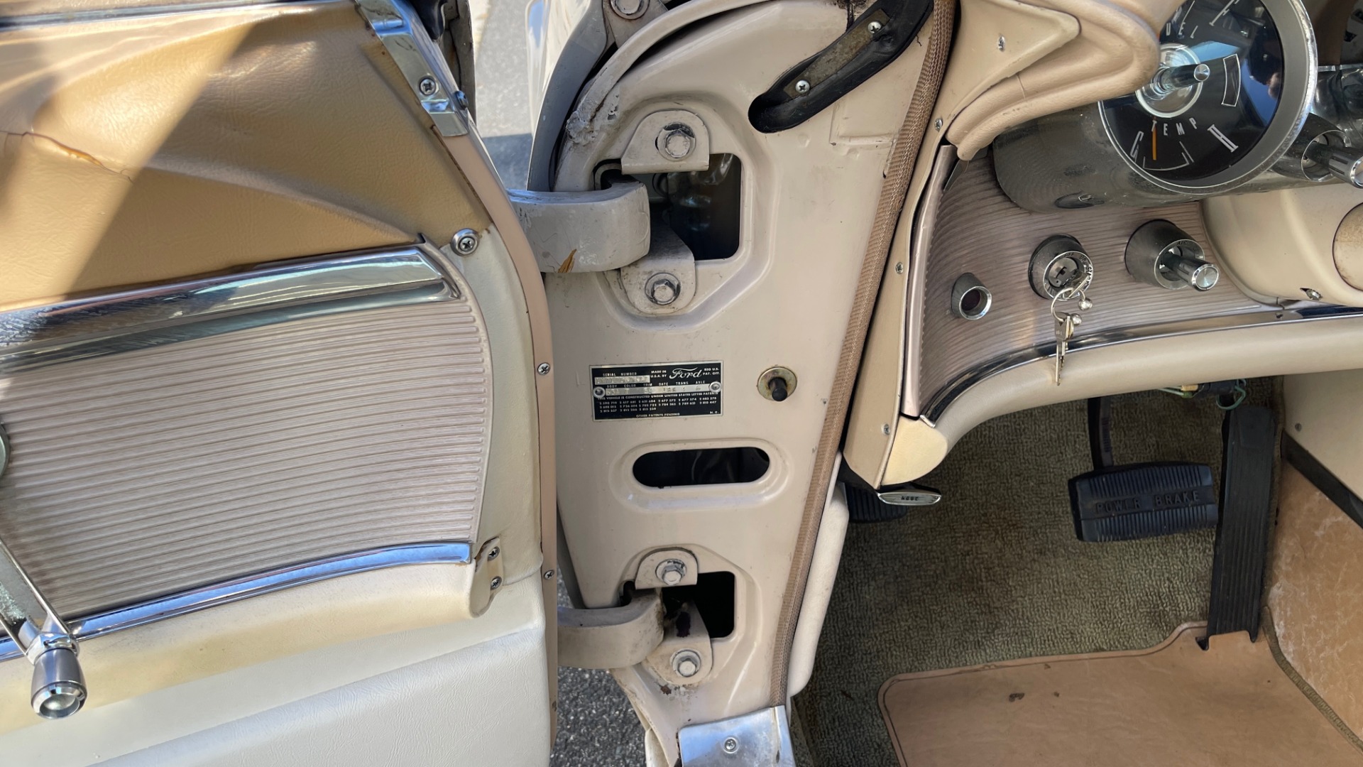 Used 1961 Ford THUNDERBIRD HARDTOP / 390CI V8 / AUTO TRANS / LOW MILEAGE SURVIVOR for sale Sold at Formula Imports in Charlotte NC 28227 56