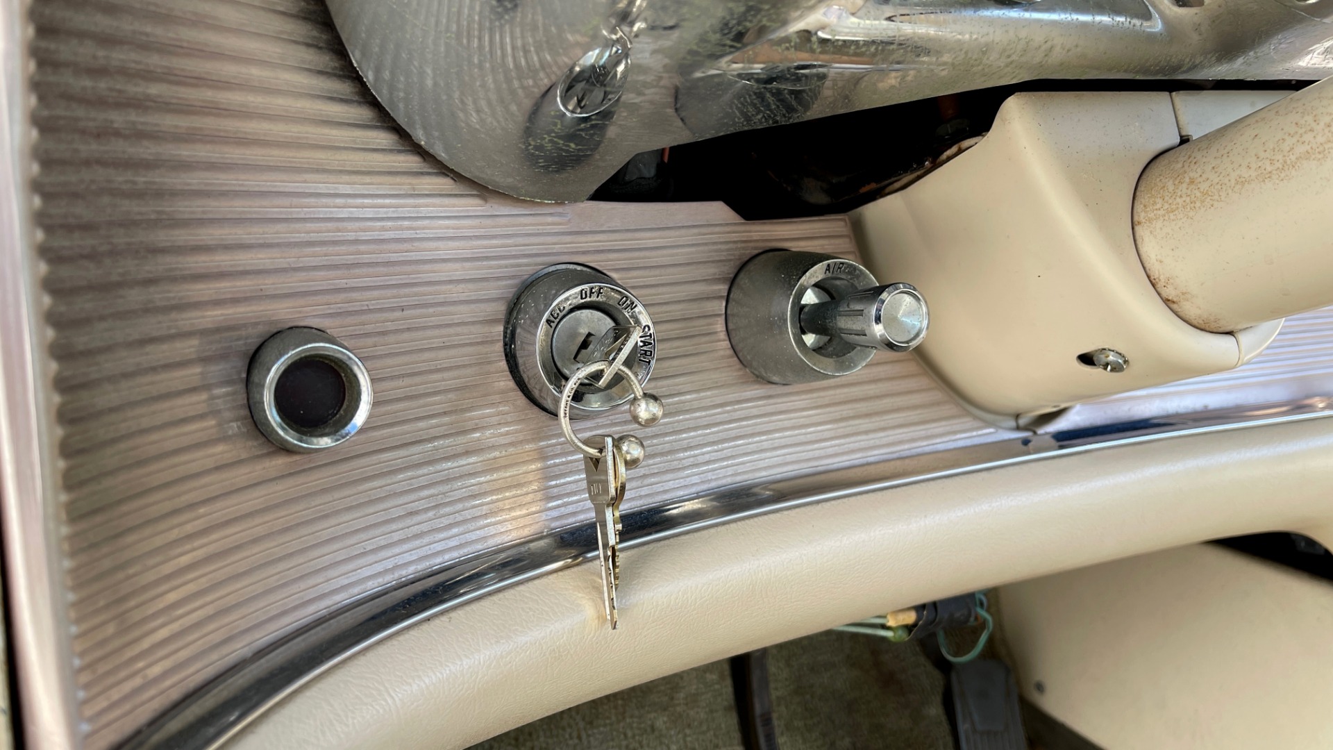 Used 1961 Ford THUNDERBIRD HARDTOP / 390CI V8 / AUTO TRANS / LOW MILEAGE SURVIVOR for sale Sold at Formula Imports in Charlotte NC 28227 58