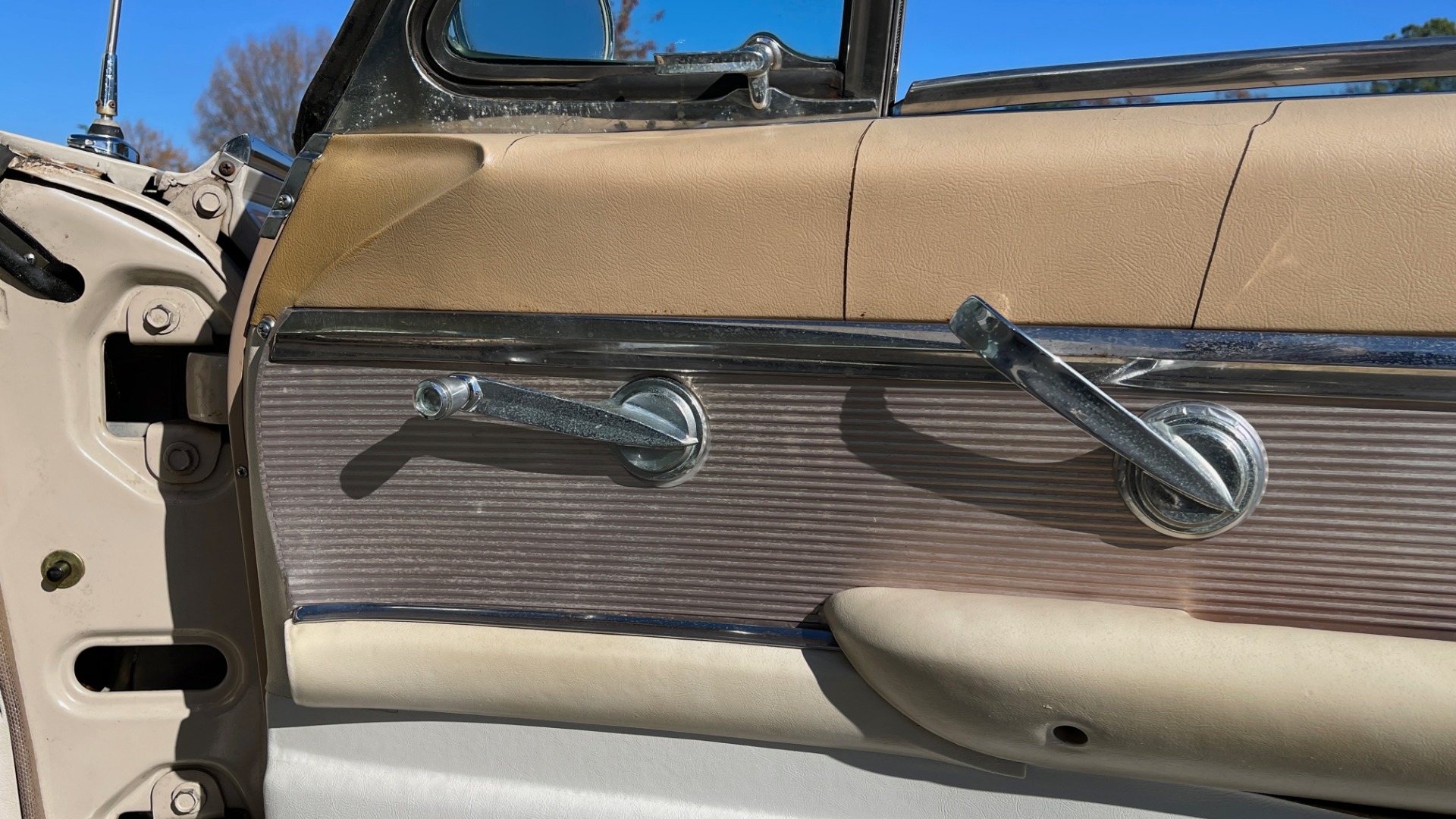 Used 1961 Ford THUNDERBIRD HARDTOP / 390CI V8 / AUTO TRANS / LOW MILEAGE SURVIVOR for sale $19,995 at Formula Imports in Charlotte NC 28227 73