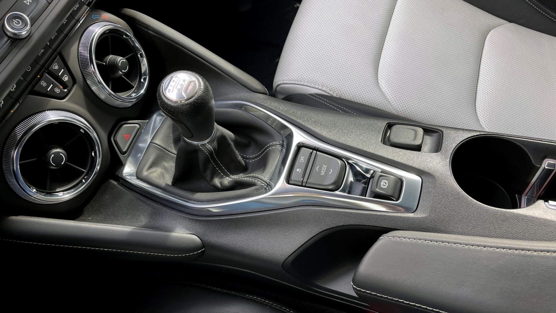 Used 2019 Chevrolet CAMARO 3LT / 3.6L V6 / 6-SPD MAN / HUD / NAV / BOSE / HTD STS / REARVIEW for sale $31,595 at Formula Imports in Charlotte NC 28227 39