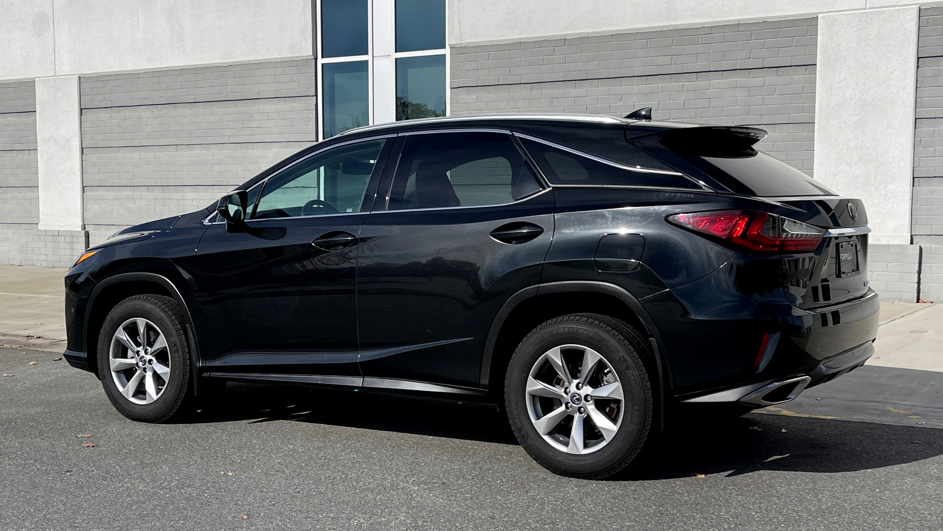 Used 2019 Lexus RX 350 3.5L SUV / AWD / SUNROOF / 18IN WHEELS / REARVIEW for sale Sold at Formula Imports in Charlotte NC 28227 4