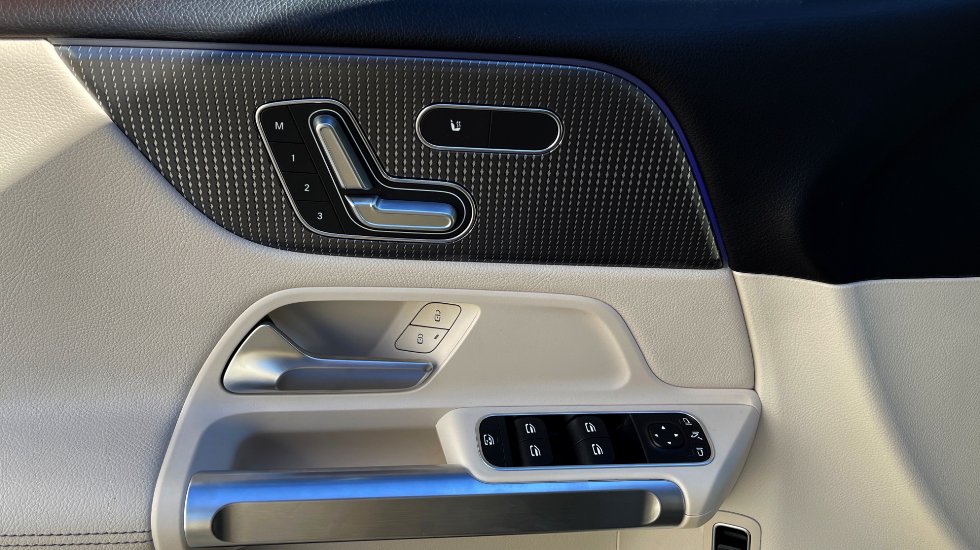 Used 2020 Mercedes-Benz GLB 250 PREMIUM 2.0L / 8-SPD AUTO / BLIND SPOT / 10.25-IN DISPLAY / REARVIEW for sale Sold at Formula Imports in Charlotte NC 28227 25