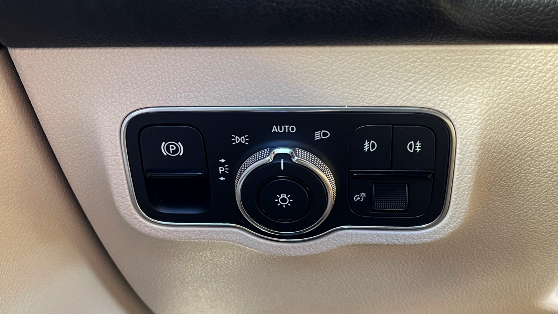 Used 2020 Mercedes-Benz GLB 250 PREMIUM 2.0L / 8-SPD AUTO / BLIND SPOT / 10.25-IN DISPLAY / REARVIEW for sale Sold at Formula Imports in Charlotte NC 28227 28