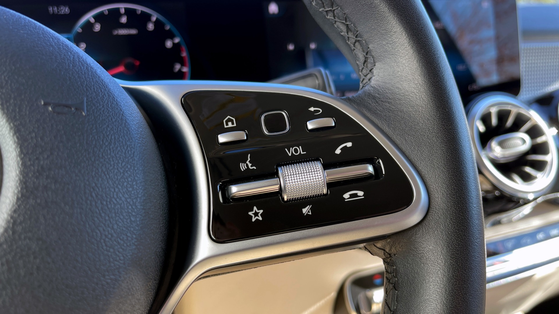 Used 2020 Mercedes-Benz GLB 250 PREMIUM 2.0L / 8-SPD AUTO / BLIND SPOT / 10.25-IN DISPLAY / REARVIEW for sale Sold at Formula Imports in Charlotte NC 28227 30