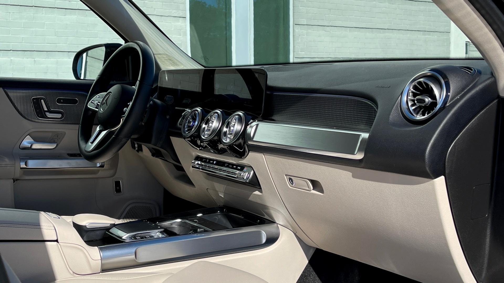 Used 2020 Mercedes-Benz GLB 250 PREMIUM 2.0L / 8-SPD AUTO / BLIND SPOT / 10.25-IN DISPLAY / REARVIEW for sale $45,385 at Formula Imports in Charlotte NC 28227 52