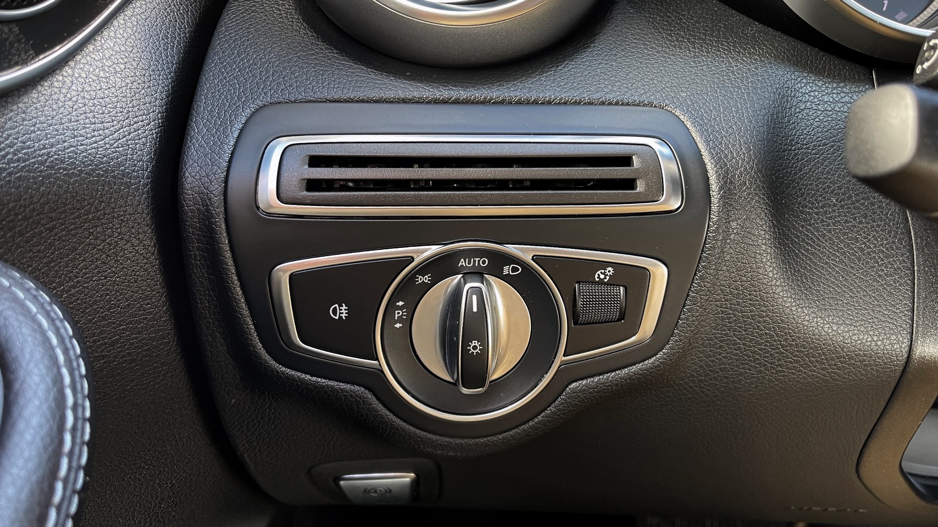 Used 2018 Mercedes-Benz C-CLASS C 300 4MATIC PREMIUM / APPLE / PANO-ROOF / REARVIEW for sale $35,795 at Formula Imports in Charlotte NC 28227 28