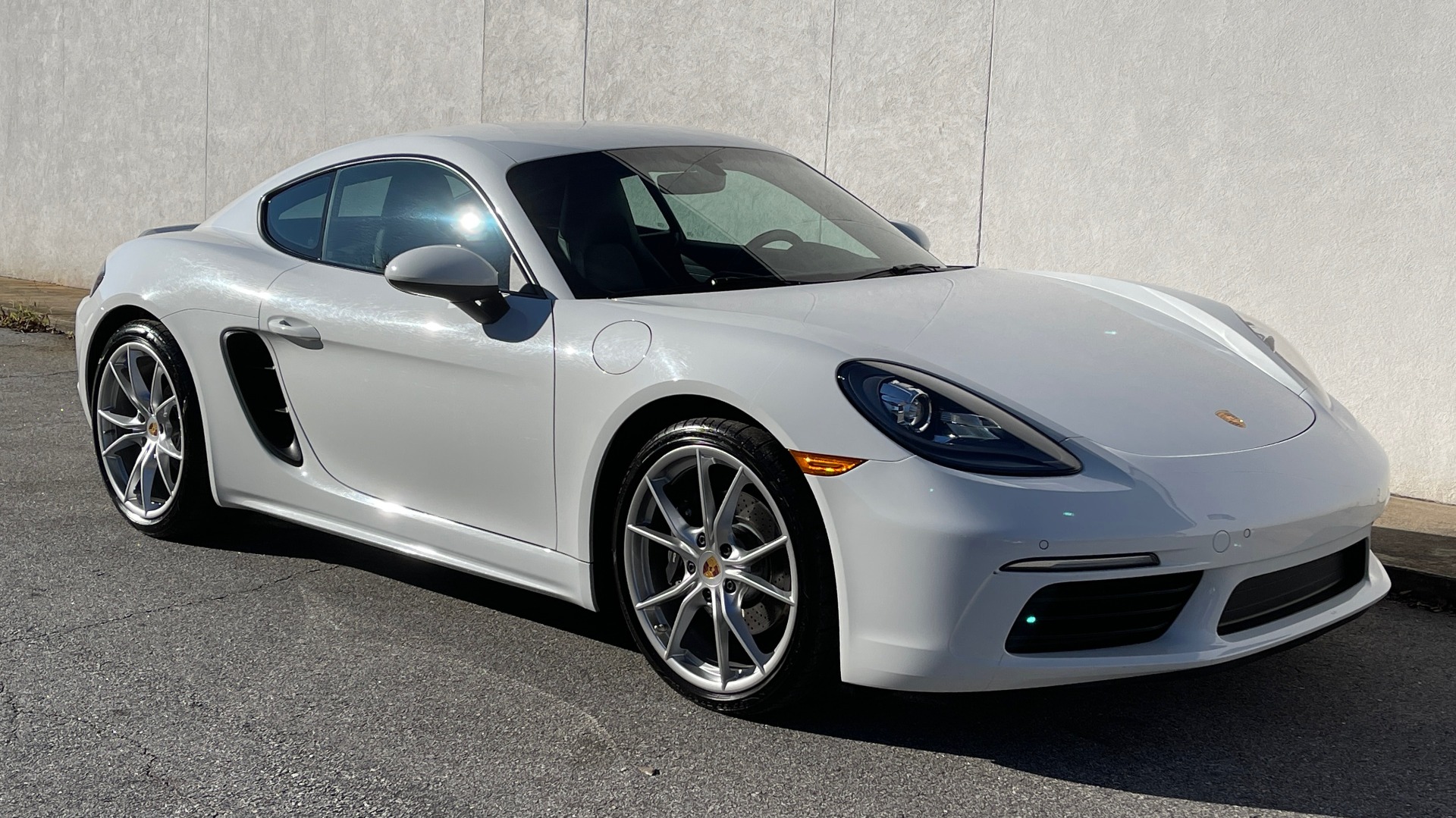 Used 2017 Porsche 718 CAYMAN COUPE / 2.0L TURBO / 6-SPD MANUAL / BOSE / 20-INCH WHEELS for sale $49,395 at Formula Imports in Charlotte NC 28227 10
