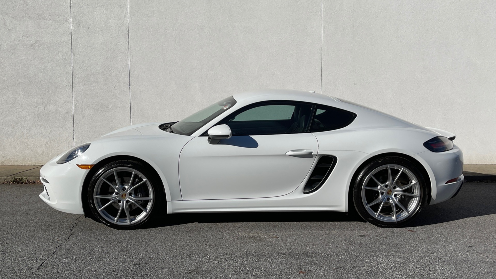 Used 2017 Porsche 718 CAYMAN COUPE / 2.0L TURBO / 6-SPD MANUAL / BOSE / 20-INCH WHEELS for sale $49,395 at Formula Imports in Charlotte NC 28227 3