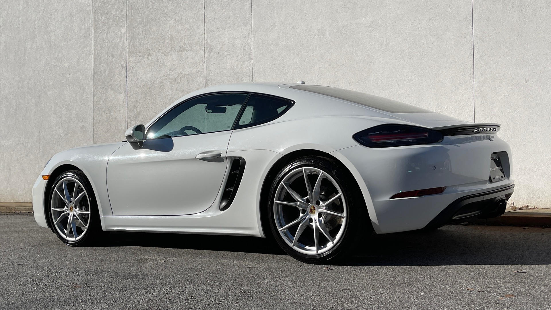 Used 2017 Porsche 718 CAYMAN COUPE / 2.0L TURBO / 6-SPD MANUAL / BOSE / 20-INCH WHEELS for sale $49,395 at Formula Imports in Charlotte NC 28227 4