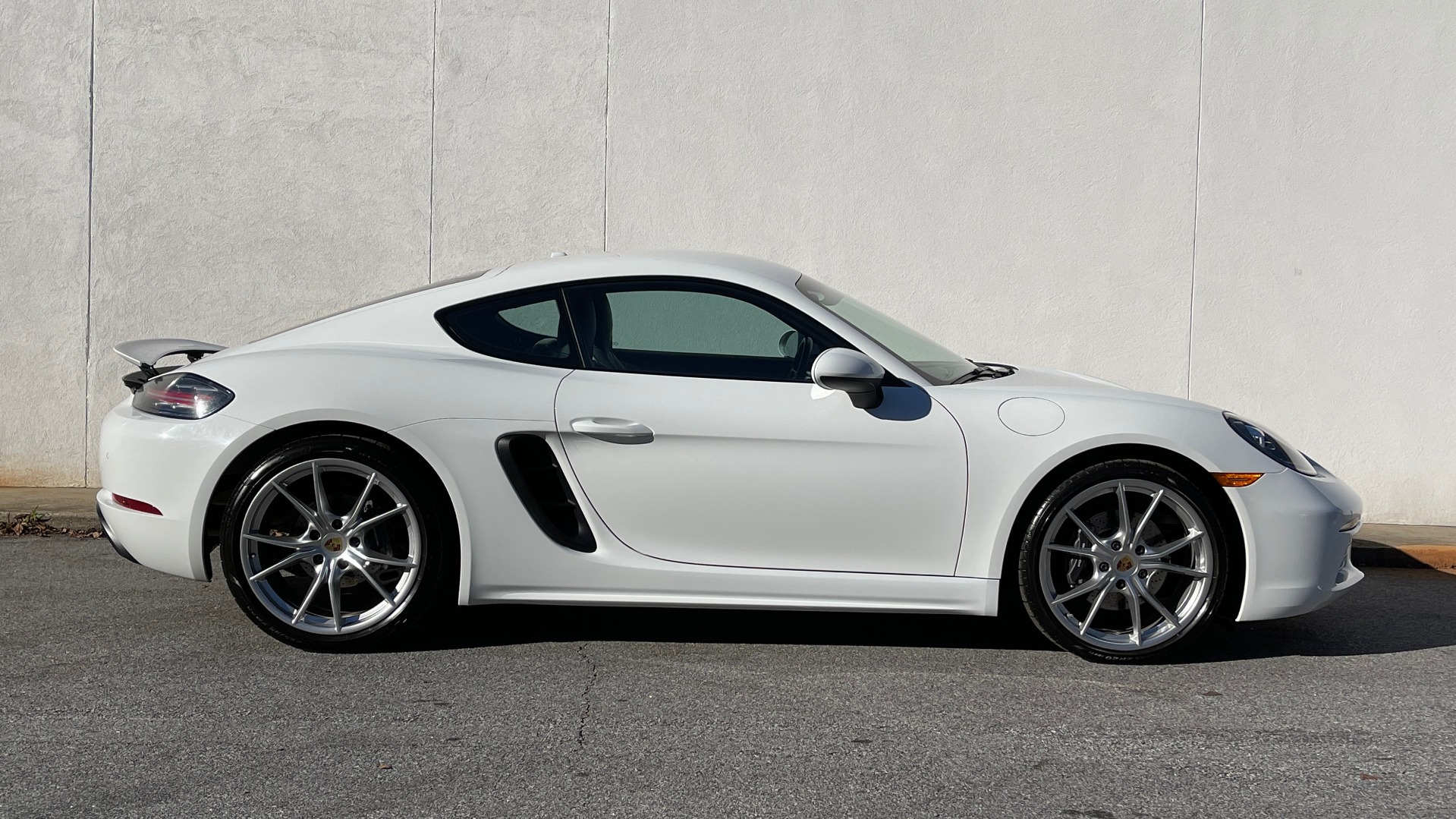 Used 2017 Porsche 718 CAYMAN COUPE / 2.0L TURBO / 6-SPD MANUAL / BOSE / 20-INCH WHEELS for sale $49,395 at Formula Imports in Charlotte NC 28227 9