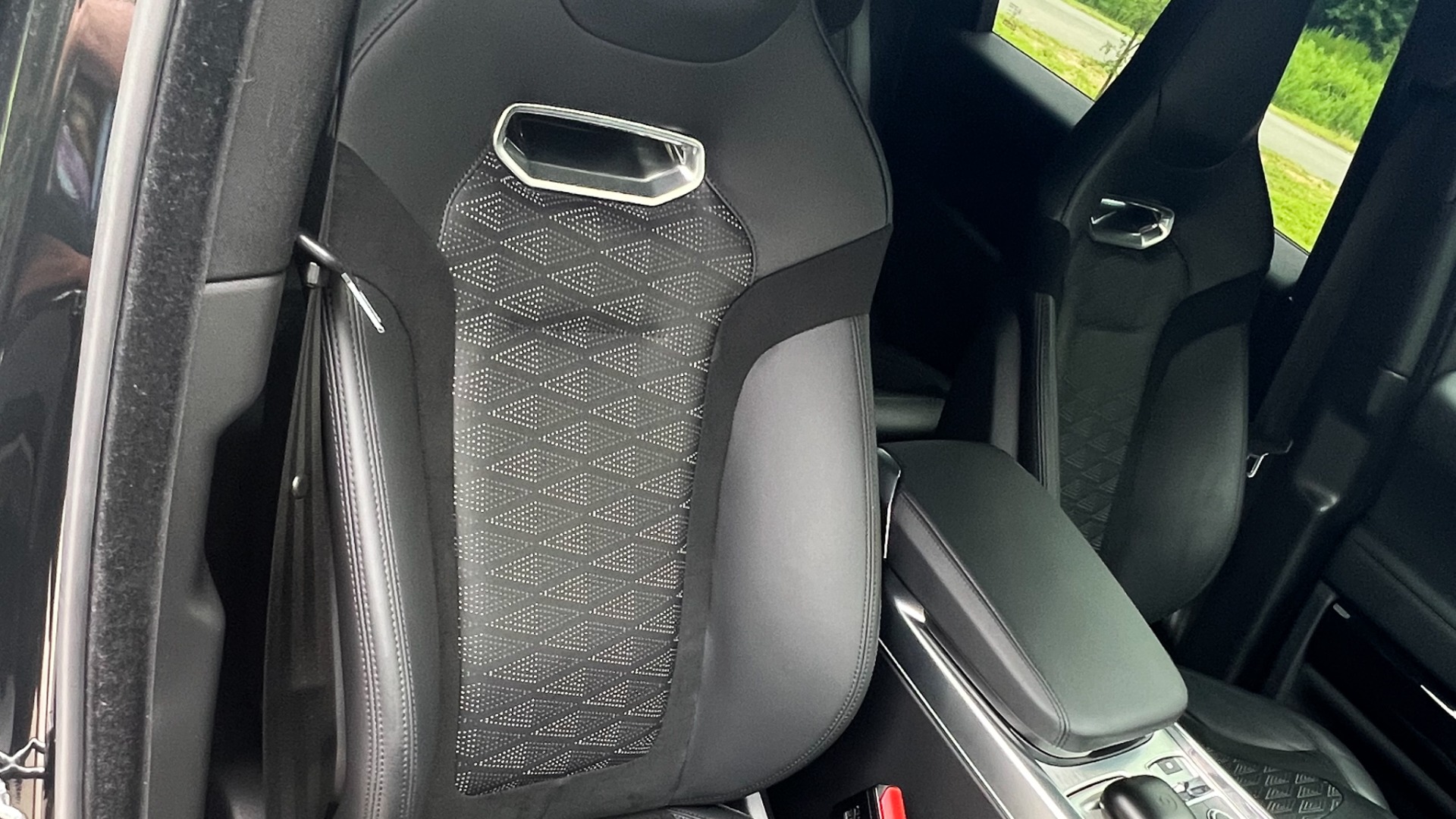 Used 2018 Land Rover Range Rover Sport SVR / 22IN WHEELS / DRIVE PRO / TOW PACK / MERIDIAN SOUN for sale $105,995 at Formula Imports in Charlotte NC 28227 31