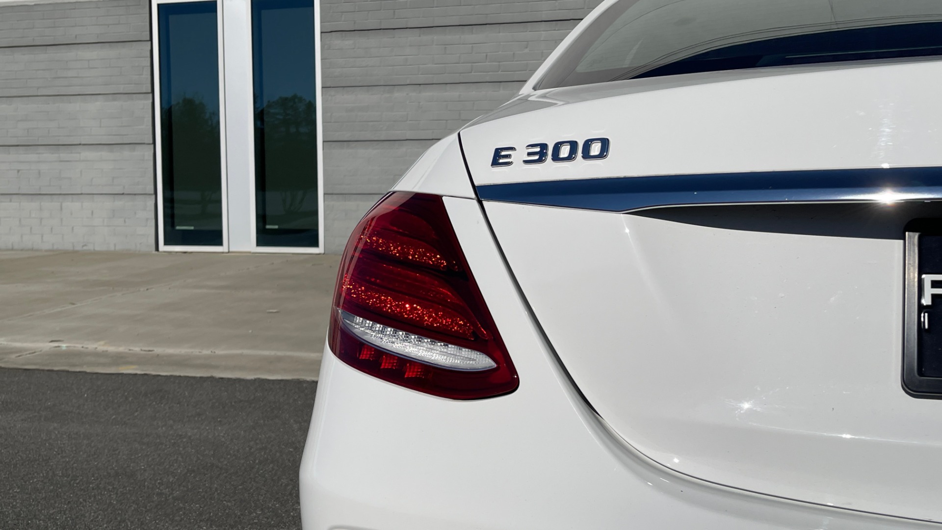 Used 2018 Mercedes-Benz E-CLASS E 300 2.0L SEDAN / RWD / 9-SPD AUTO / BLIND SPOT ASSIST / REARVIEW for sale $41,999 at Formula Imports in Charlotte NC 28227 21