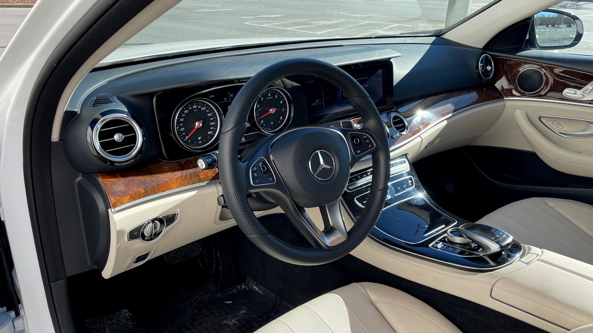 Used 2018 Mercedes-Benz E-CLASS E 300 2.0L SEDAN / RWD / 9-SPD AUTO / BLIND SPOT ASSIST / REARVIEW for sale $41,999 at Formula Imports in Charlotte NC 28227 25