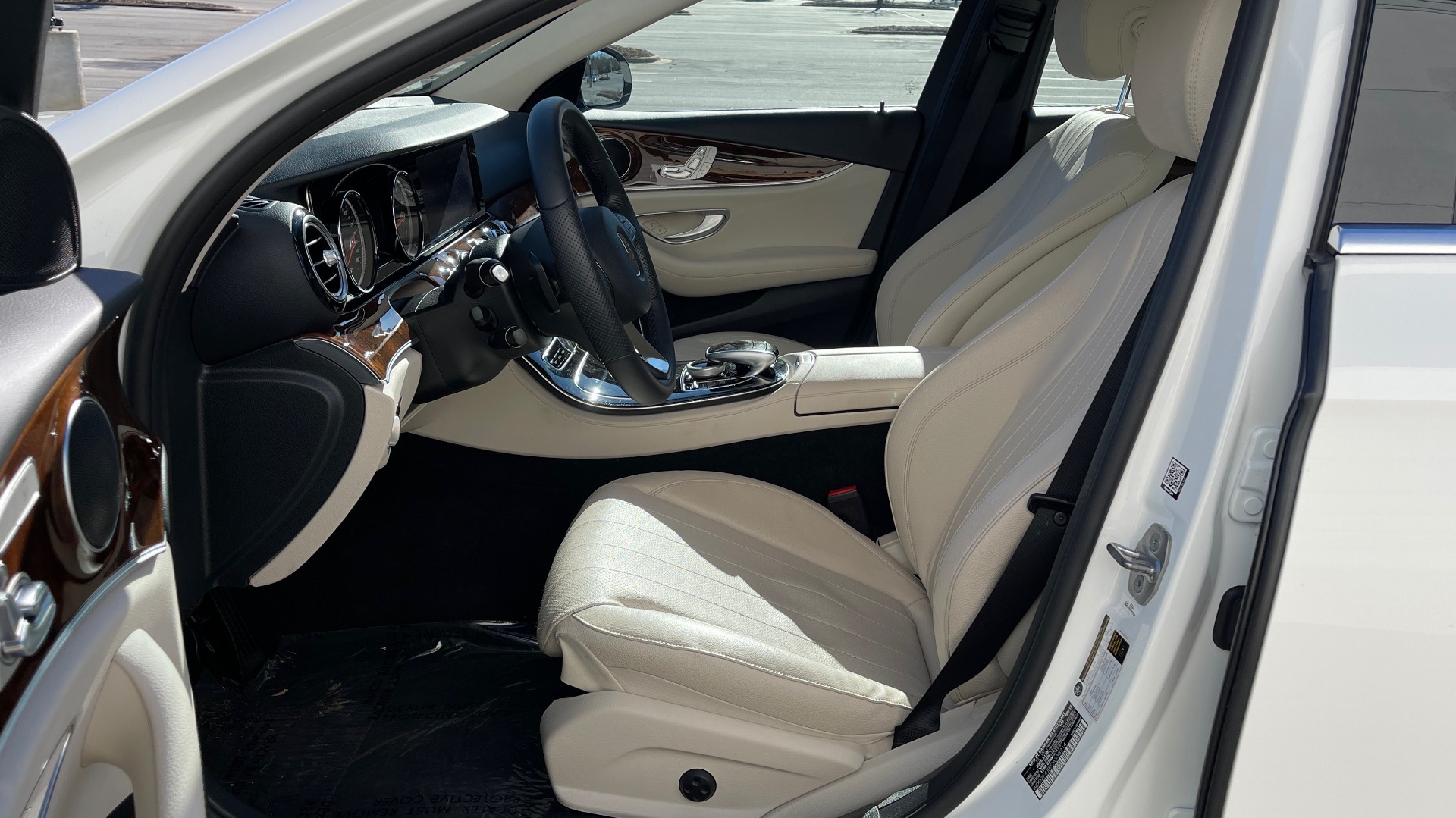 Used 2018 Mercedes-Benz E-CLASS E 300 2.0L SEDAN / RWD / 9-SPD AUTO / BLIND SPOT ASSIST / REARVIEW for sale $41,999 at Formula Imports in Charlotte NC 28227 26