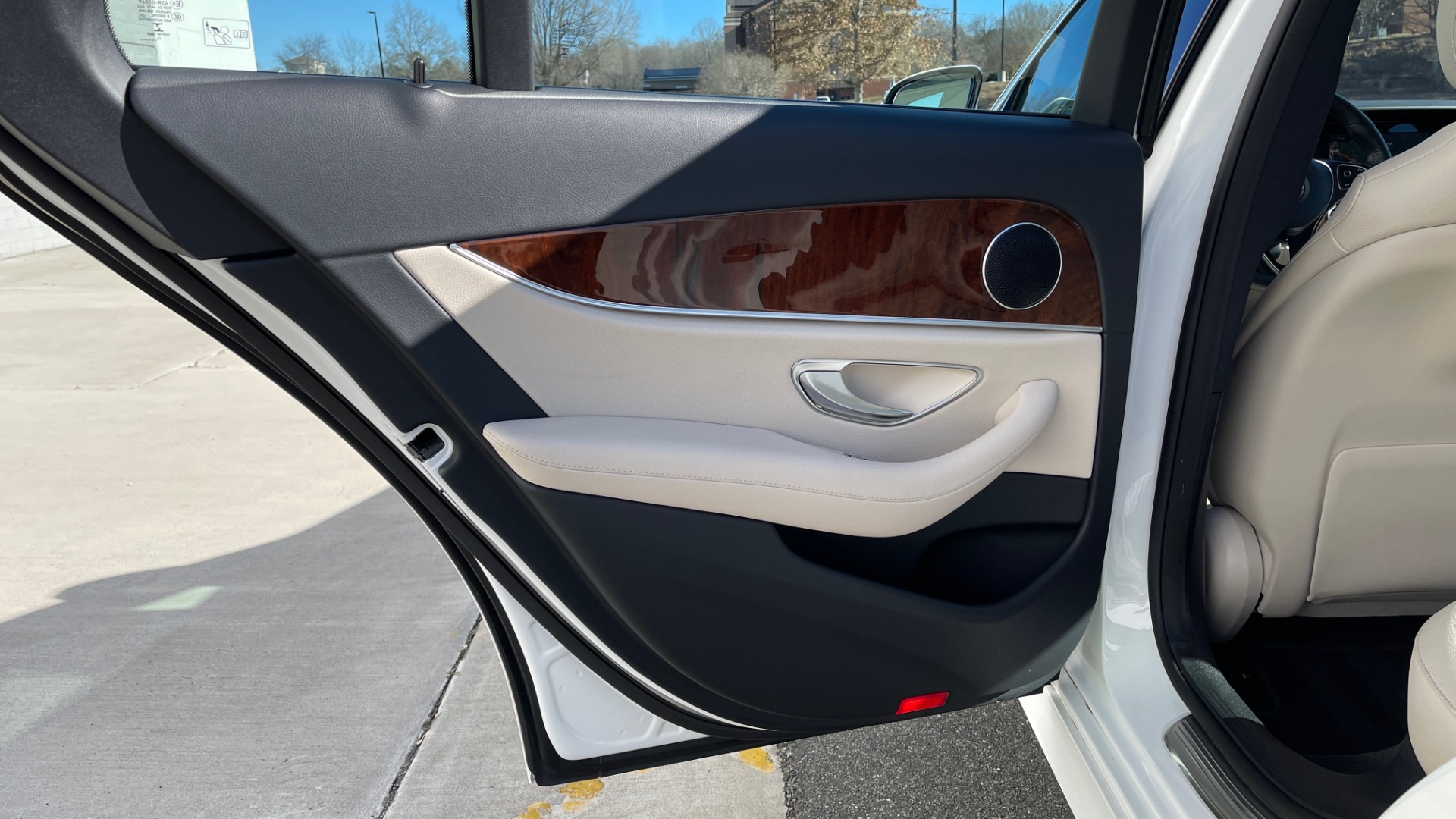 Used 2018 Mercedes-Benz E-CLASS E 300 2.0L SEDAN / RWD / 9-SPD AUTO / BLIND SPOT ASSIST / REARVIEW for sale $41,999 at Formula Imports in Charlotte NC 28227 44
