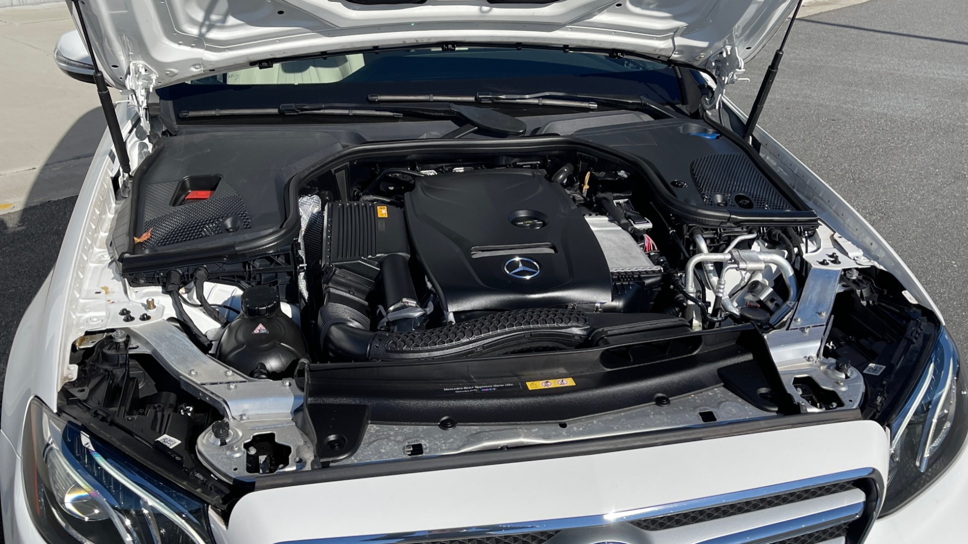 Used 2018 Mercedes-Benz E-CLASS E 300 2.0L SEDAN / RWD / 9-SPD AUTO / BLIND SPOT ASSIST / REARVIEW for sale $41,999 at Formula Imports in Charlotte NC 28227 9