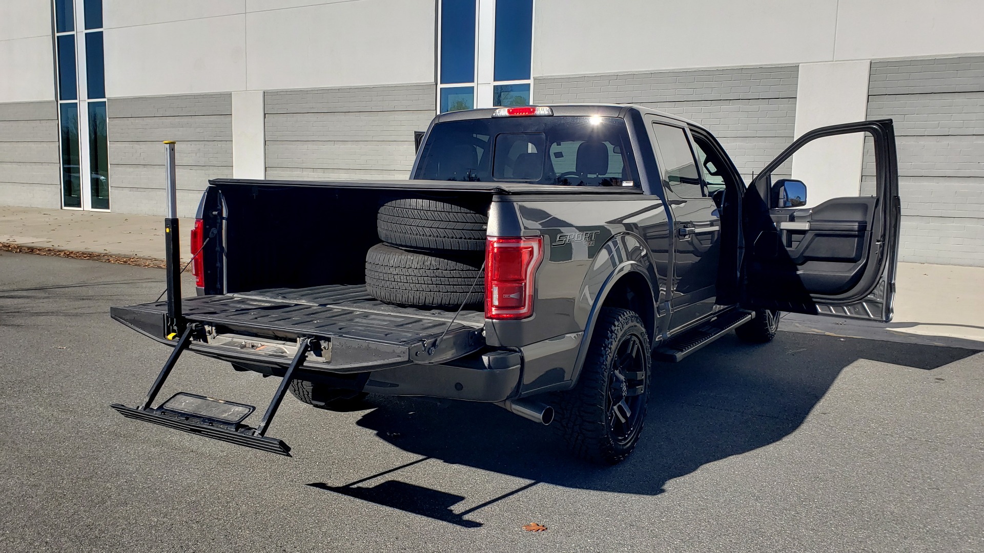 Used 2017 Ford F-150 LARIAT 4X4 SUPERCREW / 3.5L ECOBOOST / 10-SPD AUTO / NAV / SONY / REARVIEW for sale Sold at Formula Imports in Charlotte NC 28227 35