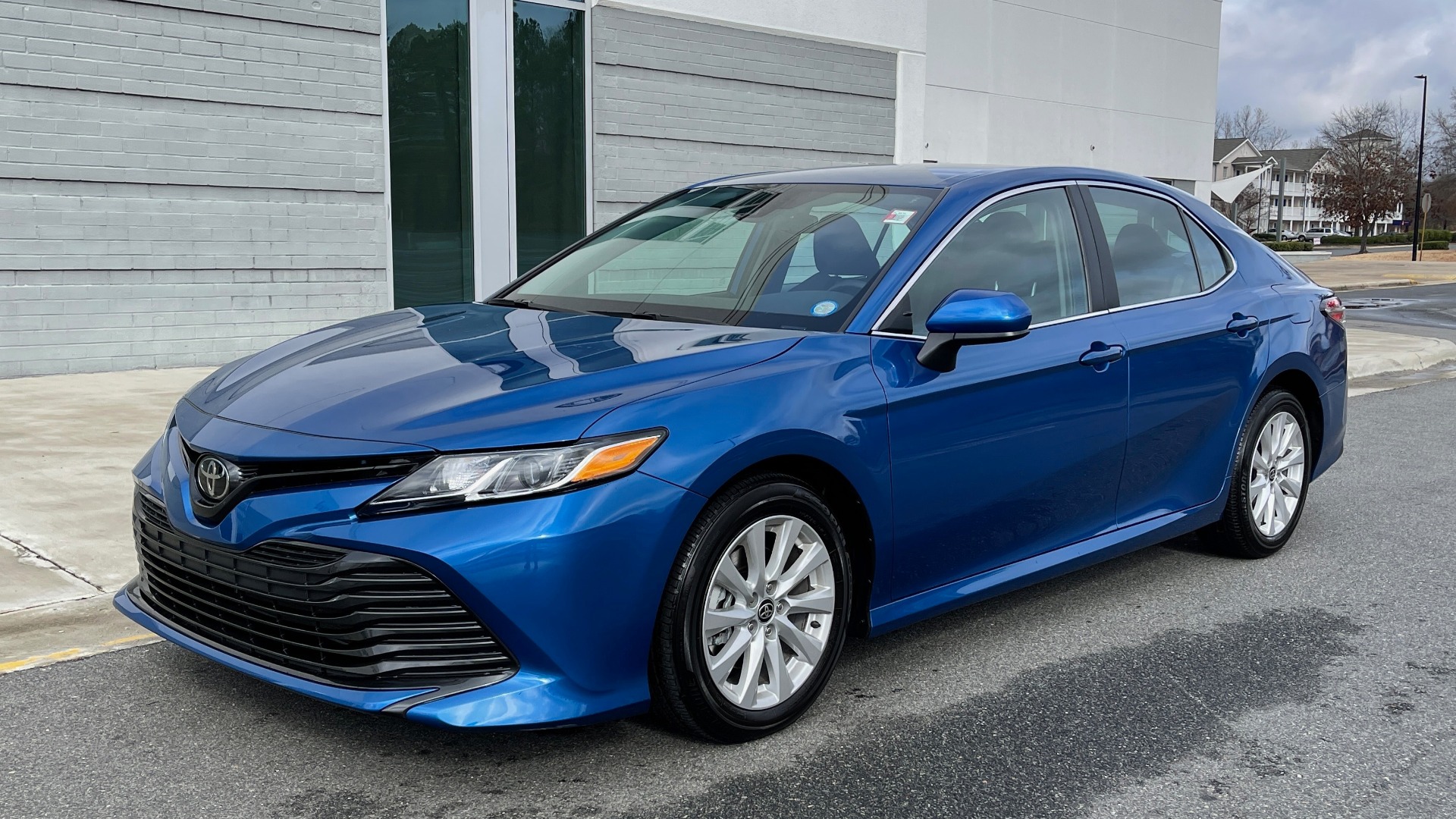 Used 2020 Toyota CAMRY LE 2.5L SEDAN / 8-SPD AUTO / FWD / 17-INCH ALLOY WHEELS for sale Sold at Formula Imports in Charlotte NC 28227 2