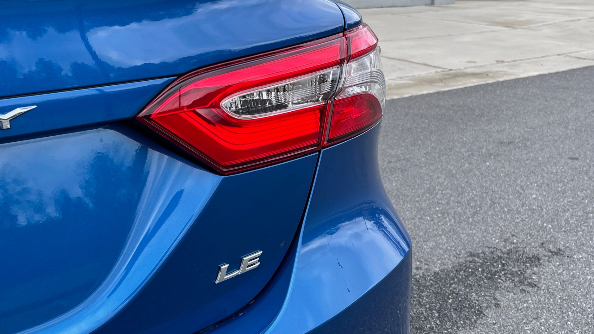 Used 2020 Toyota CAMRY LE 2.5L SEDAN / 8-SPD AUTO / FWD / 17-INCH ALLOY WHEELS for sale Sold at Formula Imports in Charlotte NC 28227 21