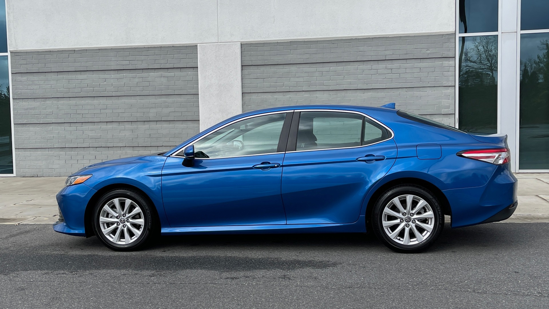 Used 2020 Toyota CAMRY LE 2.5L SEDAN / 8-SPD AUTO / FWD / 17-INCH ALLOY WHEELS for sale Sold at Formula Imports in Charlotte NC 28227 3