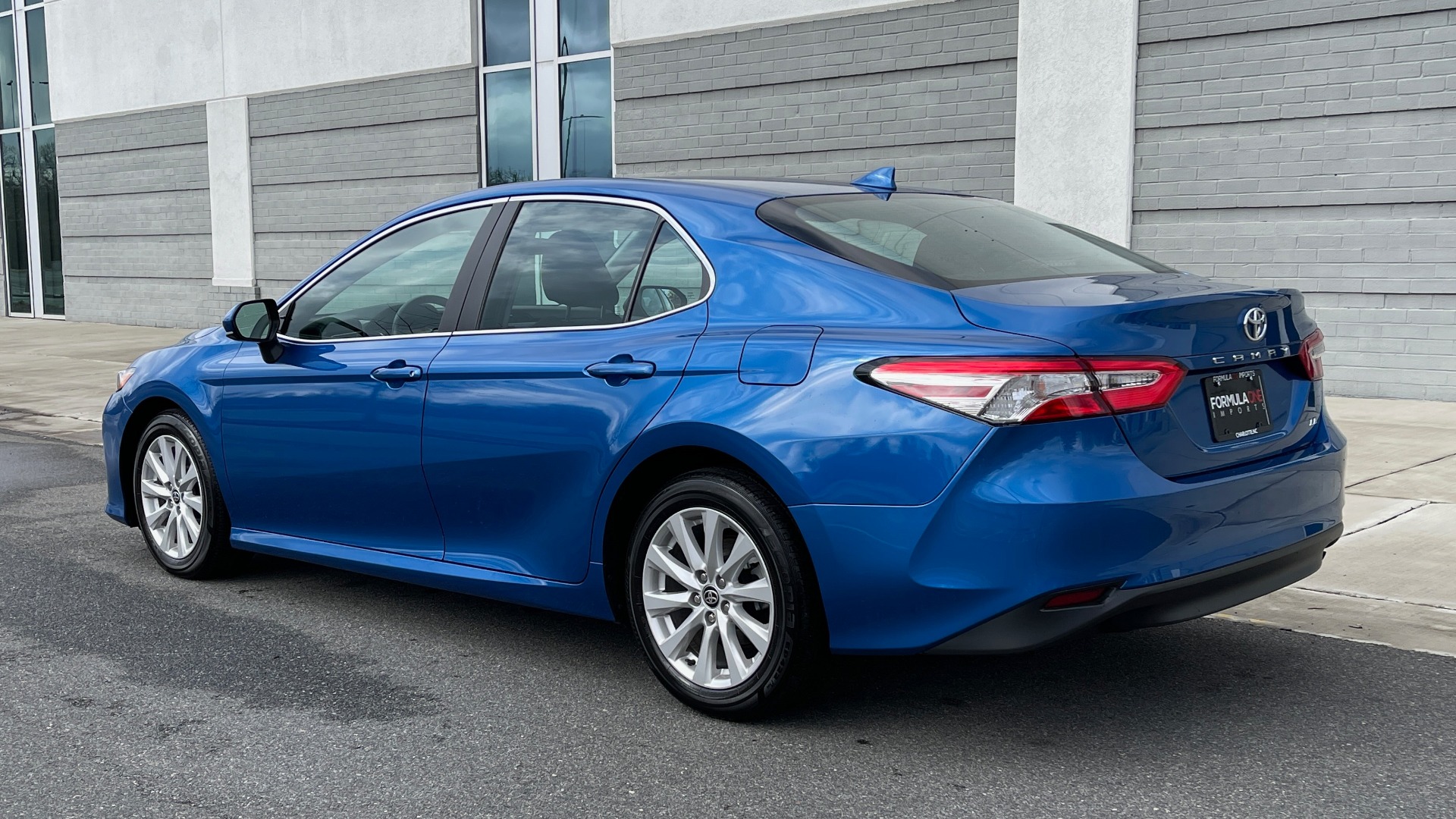 Used 2020 Toyota CAMRY LE 2.5L SEDAN / 8-SPD AUTO / FWD / 17-INCH ALLOY WHEELS for sale Sold at Formula Imports in Charlotte NC 28227 4