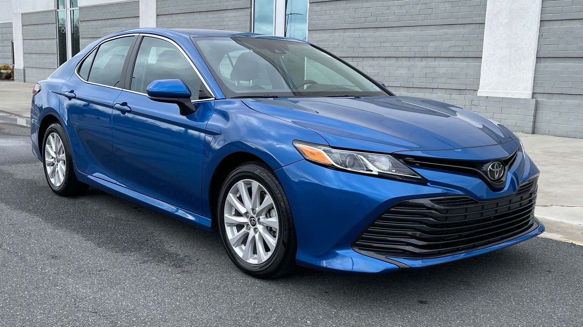 Used 2020 Toyota CAMRY LE 2.5L SEDAN / 8-SPD AUTO / FWD / 17-INCH ALLOY WHEELS for sale Sold at Formula Imports in Charlotte NC 28227 5