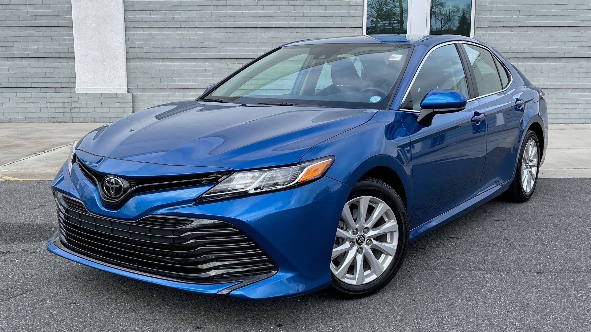 Used 2020 Toyota CAMRY LE 2.5L SEDAN / 8-SPD AUTO / FWD / 17-INCH ALLOY WHEELS for sale Sold at Formula Imports in Charlotte NC 28227 1