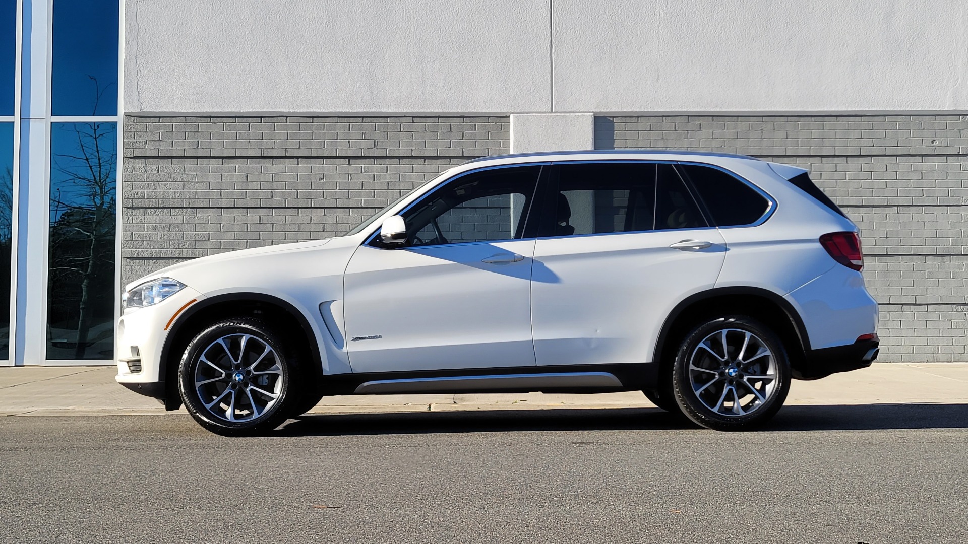 Used 2018 BMW X5 XDRIVE35I PREMIUM / DRVR ASST / HUD / WIRELESS CHARGING / HEATED SEATS for sale Sold at Formula Imports in Charlotte NC 28227 4