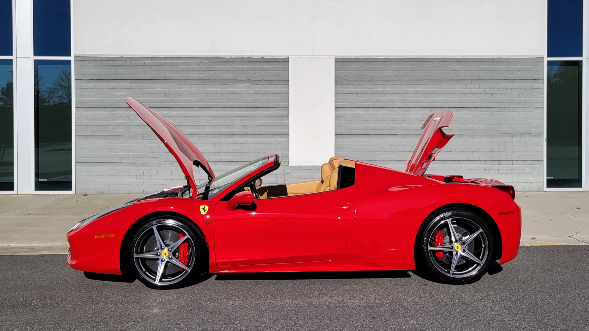 Used 2015 Ferrari 458 ITALIA SPIDER / 4.5L V8 (570HP) / 7-SPD F1 AUTO / RWD / H/K SOUND for sale $297,574 at Formula Imports in Charlotte NC 28227 14
