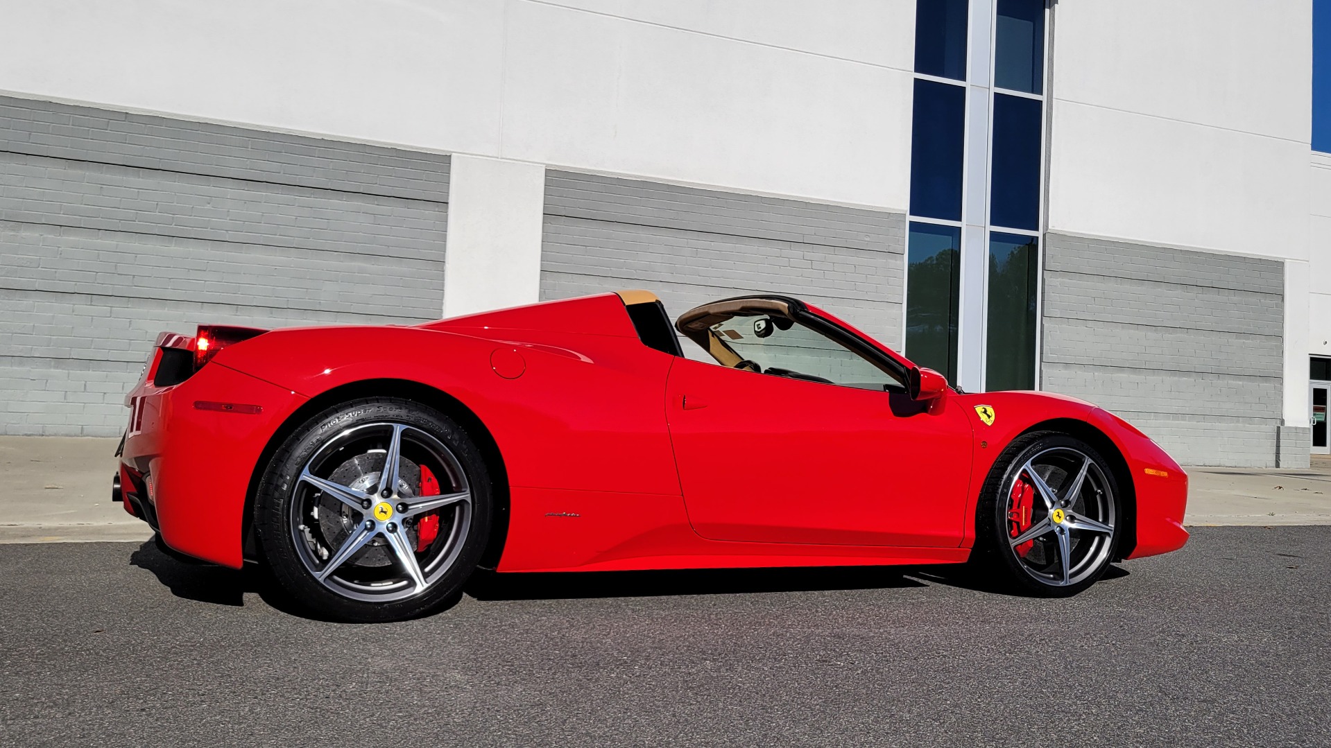 Used 2015 Ferrari 458 ITALIA SPIDER / 4.5L V8 (570HP) / 7-SPD F1 AUTO / RWD / H/K SOUND for sale $297,574 at Formula Imports in Charlotte NC 28227 28