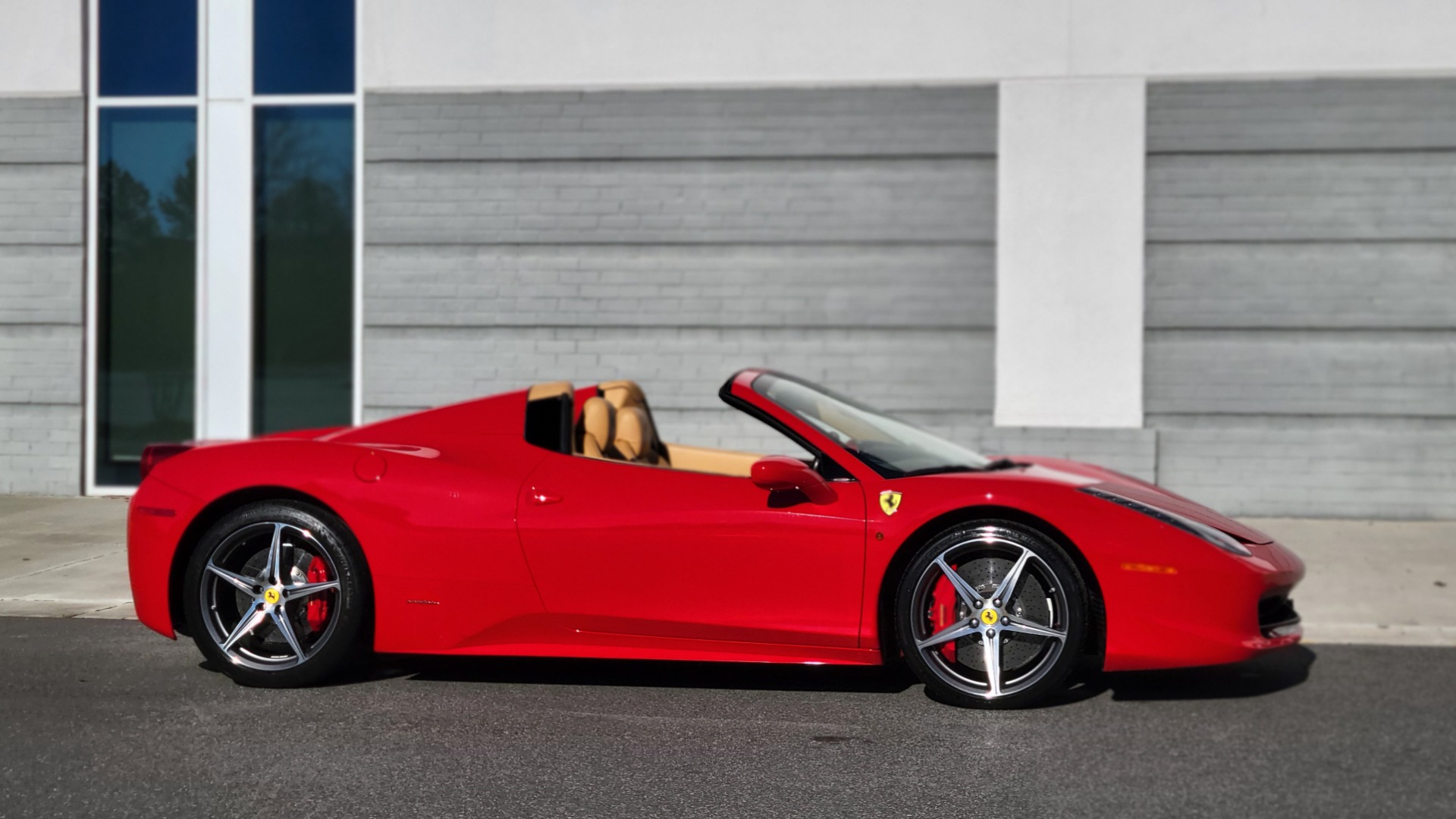 Used 2015 Ferrari 458 ITALIA SPIDER / 4.5L V8 (570HP) / 7-SPD F1 AUTO / RWD / H/K SOUND for sale $297,574 at Formula Imports in Charlotte NC 28227 29