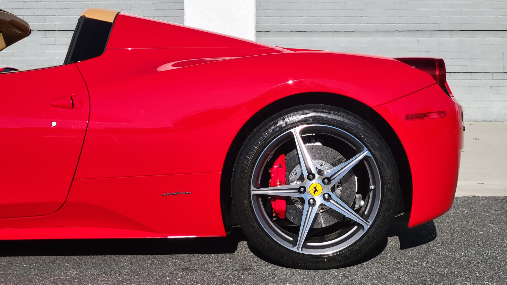 Used 2015 Ferrari 458 ITALIA SPIDER / 4.5L V8 (570HP) / 7-SPD F1 AUTO / RWD / H/K SOUND for sale $297,574 at Formula Imports in Charlotte NC 28227 97