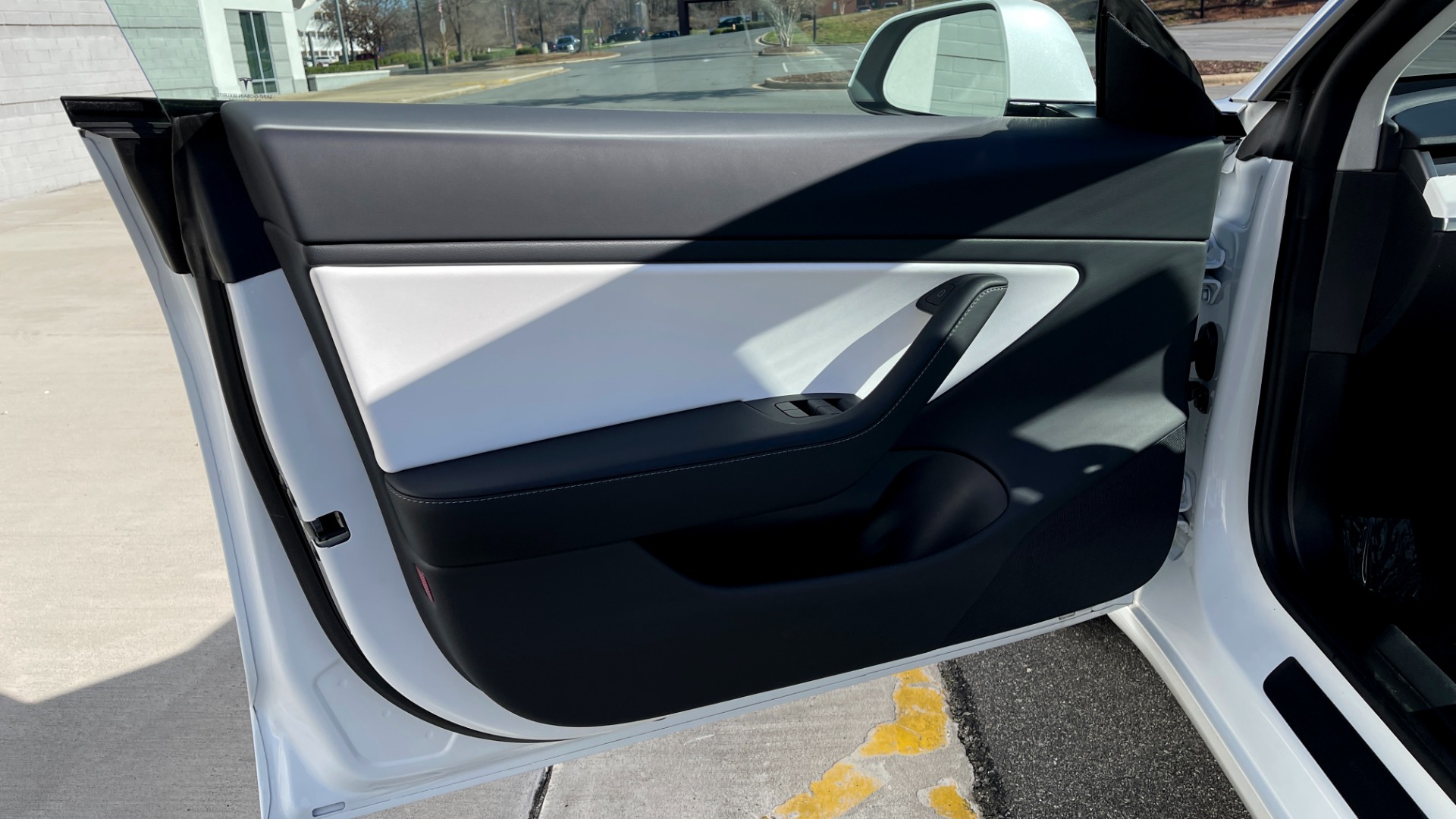 Used 2021 Tesla MODEL 3 STANDARD RANGE PLUS RWD / NAV / SUNROOF / WIRELESS CHARGING / 360 VIEW for sale $51,995 at Formula Imports in Charlotte NC 28227 24