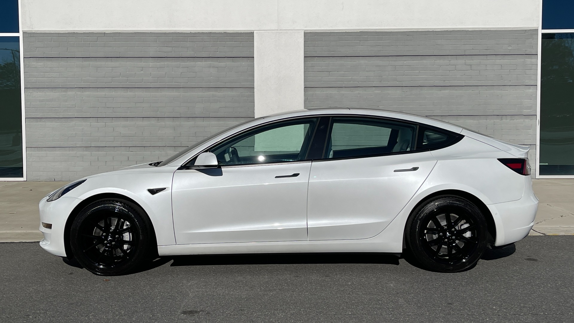 Used 2021 Tesla MODEL 3 STANDARD RANGE PLUS RWD / NAV / SUNROOF / WIRELESS CHARGING / 360 VIEW for sale $51,995 at Formula Imports in Charlotte NC 28227 3