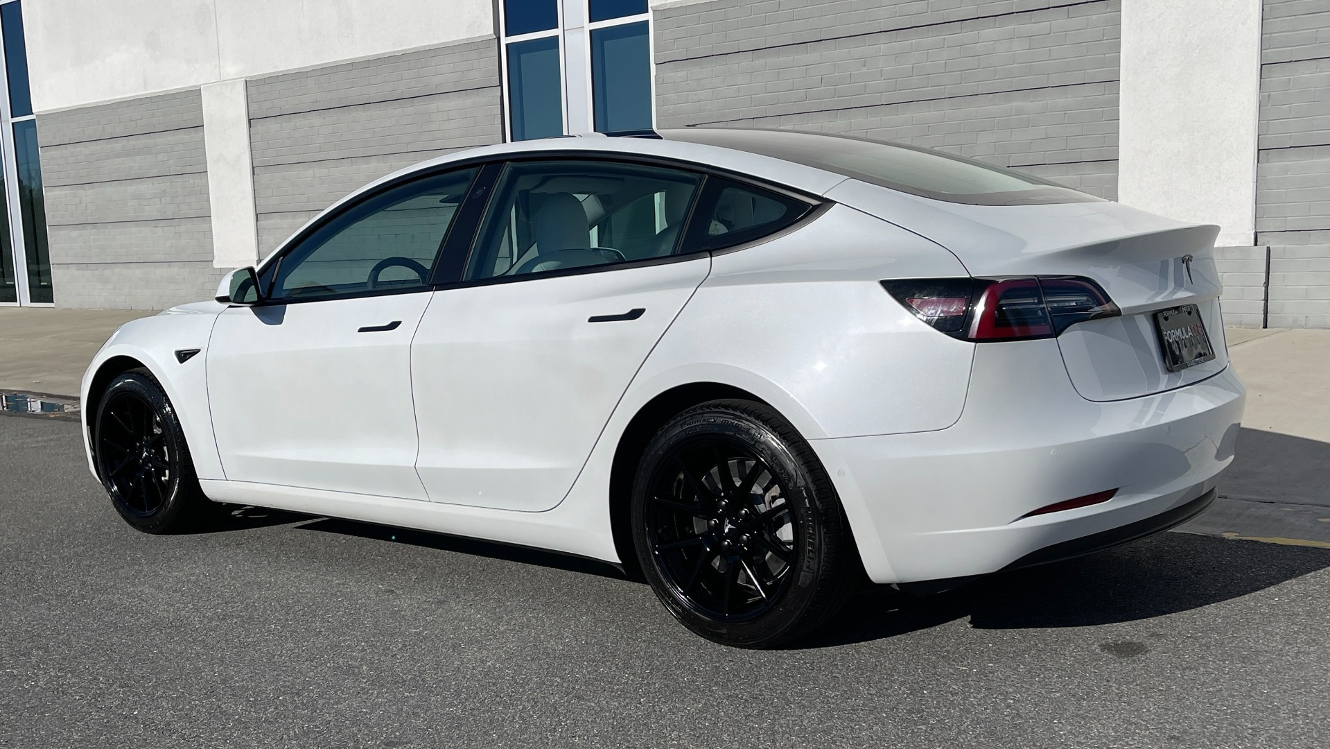 Used 2021 Tesla MODEL 3 STANDARD RANGE PLUS RWD / NAV / SUNROOF / WIRELESS CHARGING / 360 VIEW for sale $51,995 at Formula Imports in Charlotte NC 28227 4