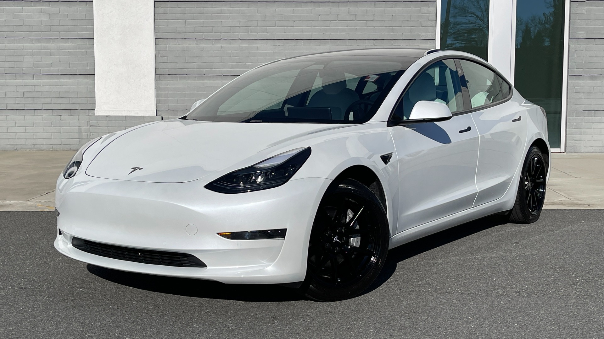 Used 2021 Tesla MODEL 3 STANDARD RANGE PLUS RWD / NAV / SUNROOF / WIRELESS CHARGING / 360 VIEW for sale $51,995 at Formula Imports in Charlotte NC 28227 1