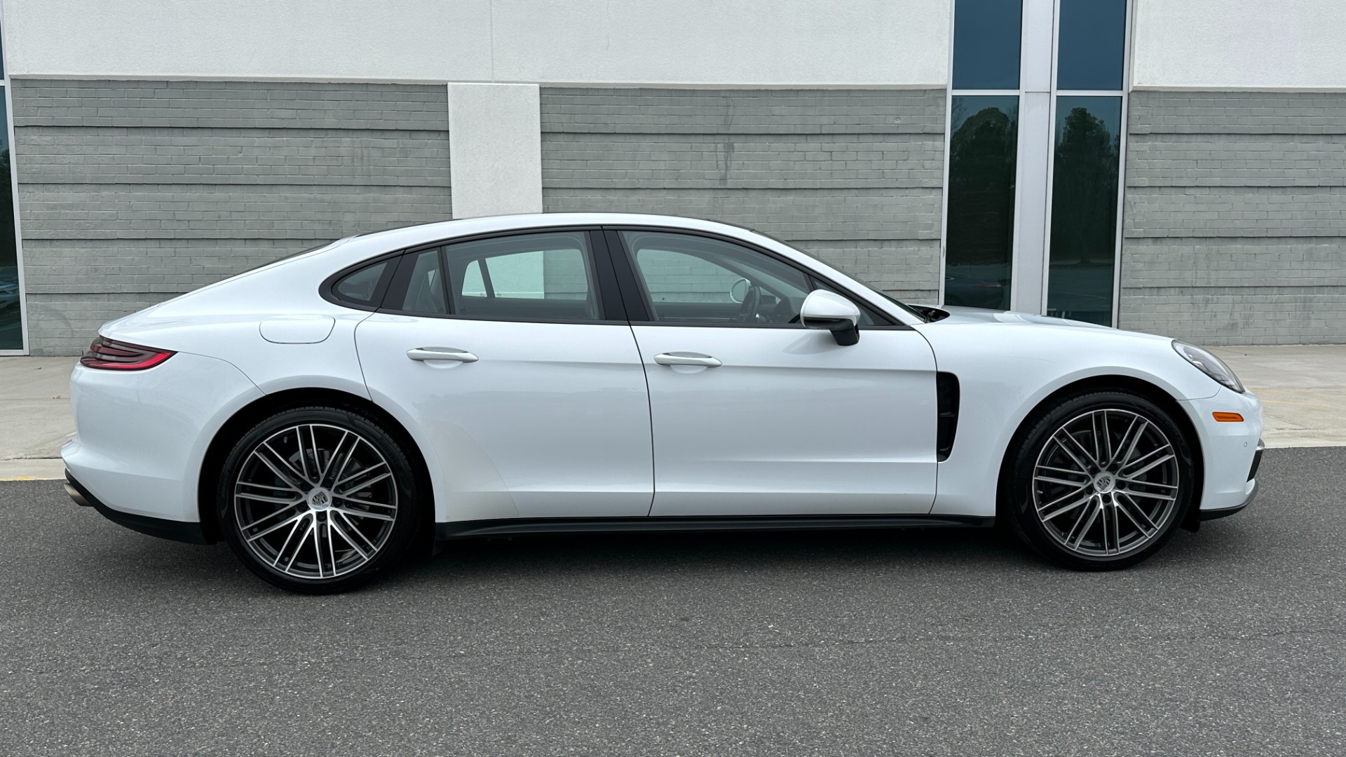 Used 2017 Porsche Panamera 4S / PREMIUM PLUS / AIR SUSPENSION / SPORT CHRONO / 21IN WHEELS for sale $74,000 at Formula Imports in Charlotte NC 28227 6