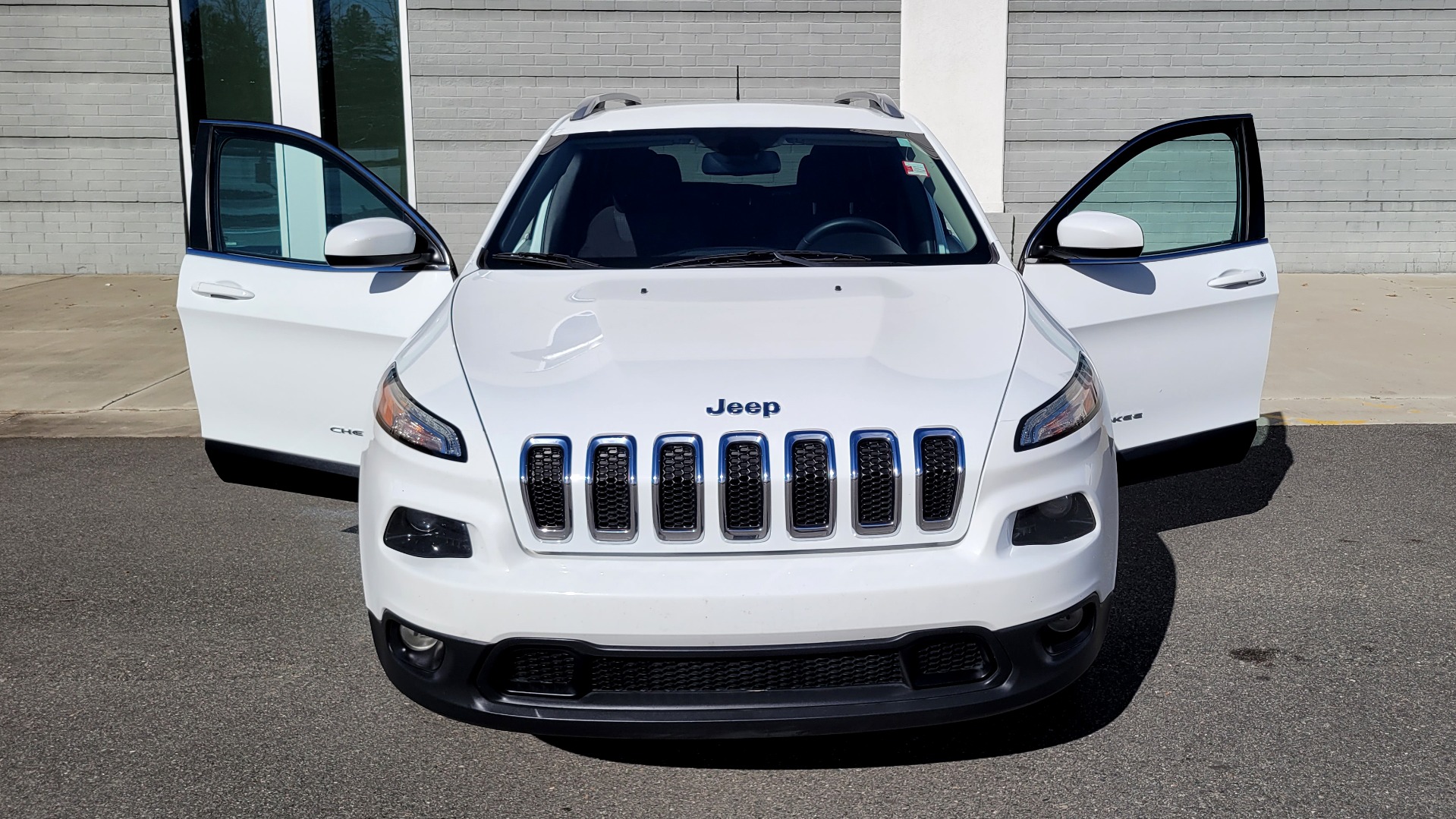 Used 2016 Jeep CHEROKEE LATITUDE FWD / 2.4L I4 / 9-SPD AUTO / 5IN TOUCHSCREEN / REARVIEW for sale $15,495 at Formula Imports in Charlotte NC 28227 17