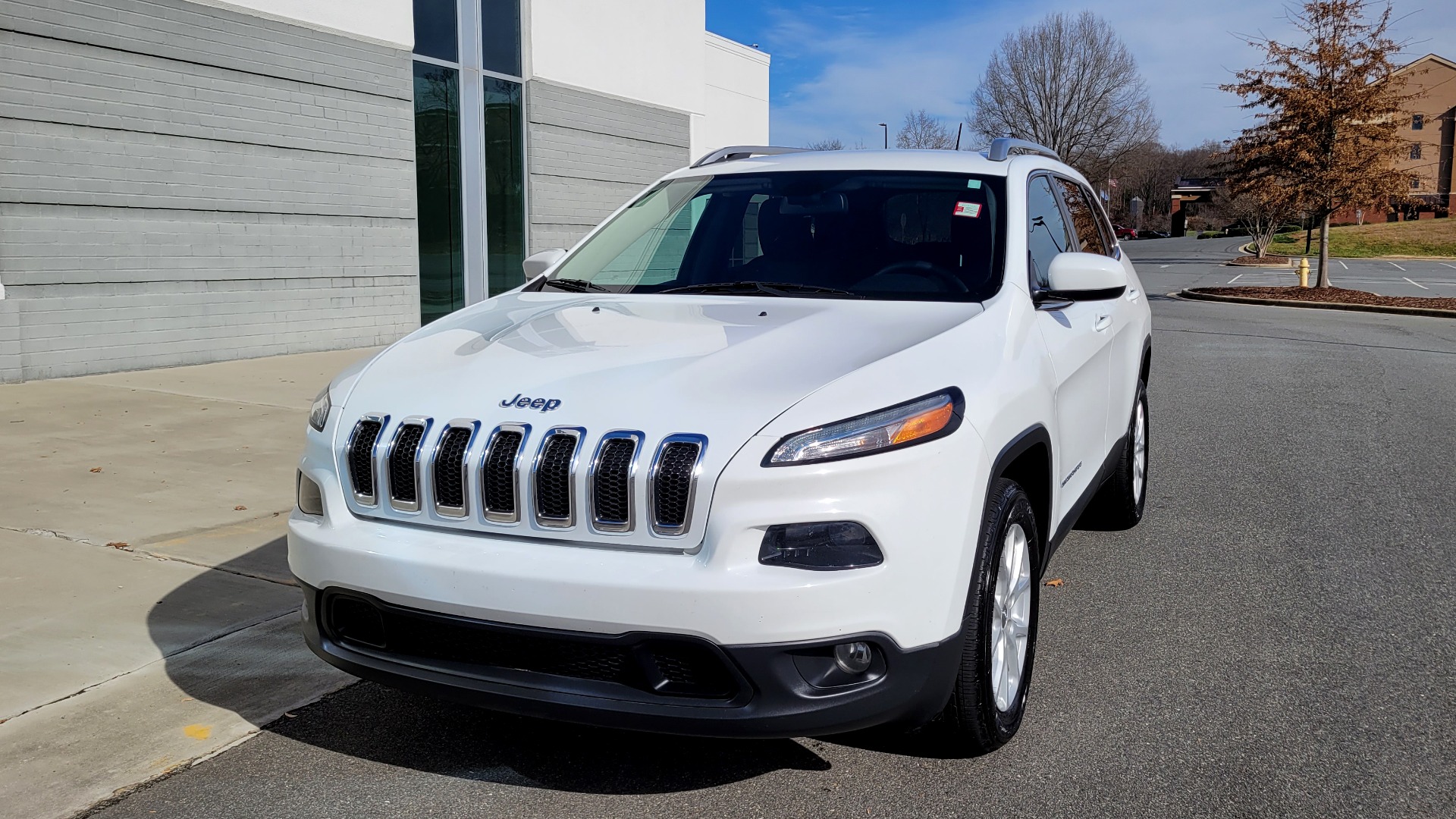 Used 2016 Jeep CHEROKEE LATITUDE FWD / 2.4L I4 / 9-SPD AUTO / 5IN TOUCHSCREEN / REARVIEW for sale $15,495 at Formula Imports in Charlotte NC 28227 2