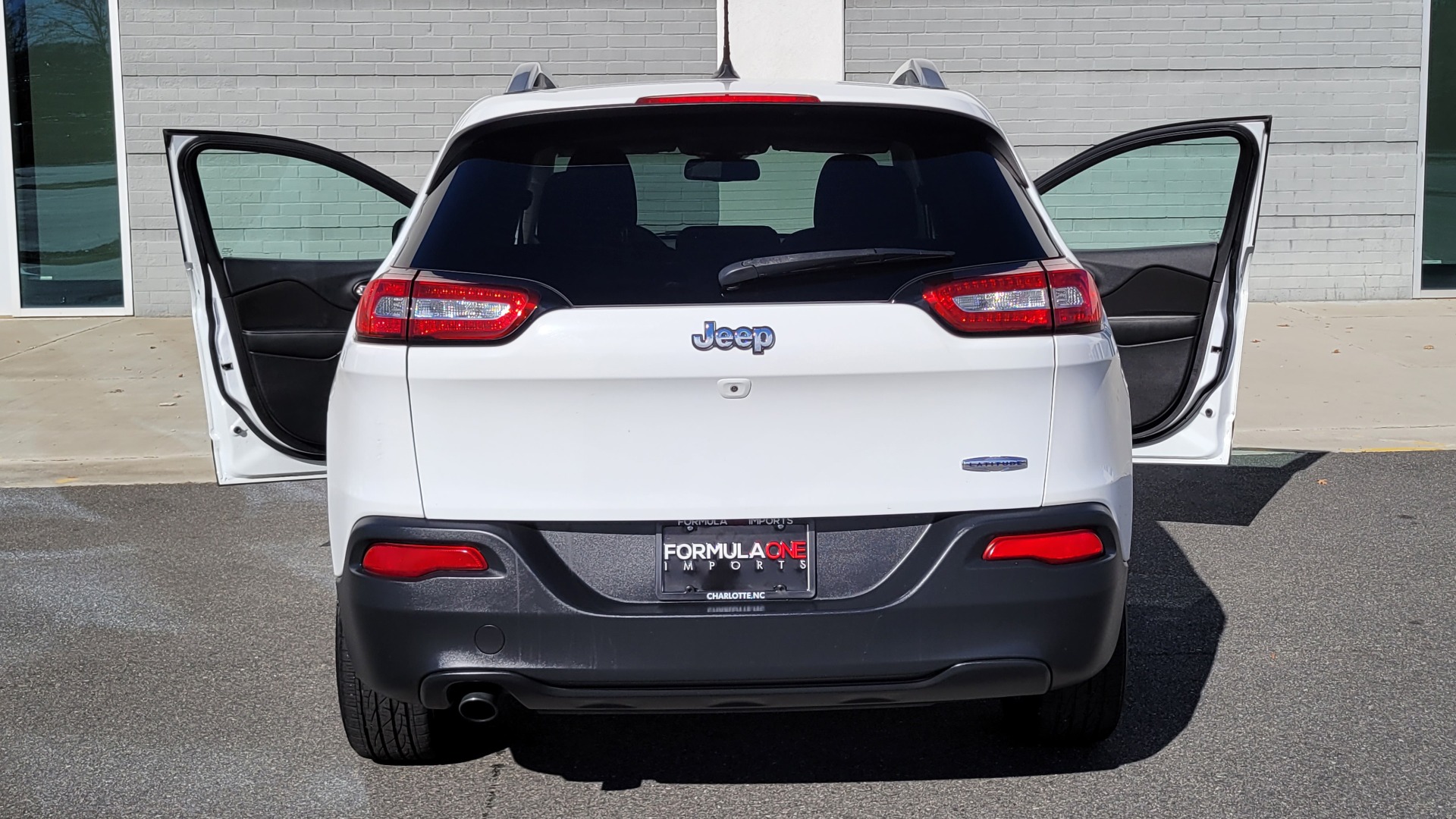 Used 2016 Jeep CHEROKEE LATITUDE FWD / 2.4L I4 / 9-SPD AUTO / 5IN TOUCHSCREEN / REARVIEW for sale $15,495 at Formula Imports in Charlotte NC 28227 22