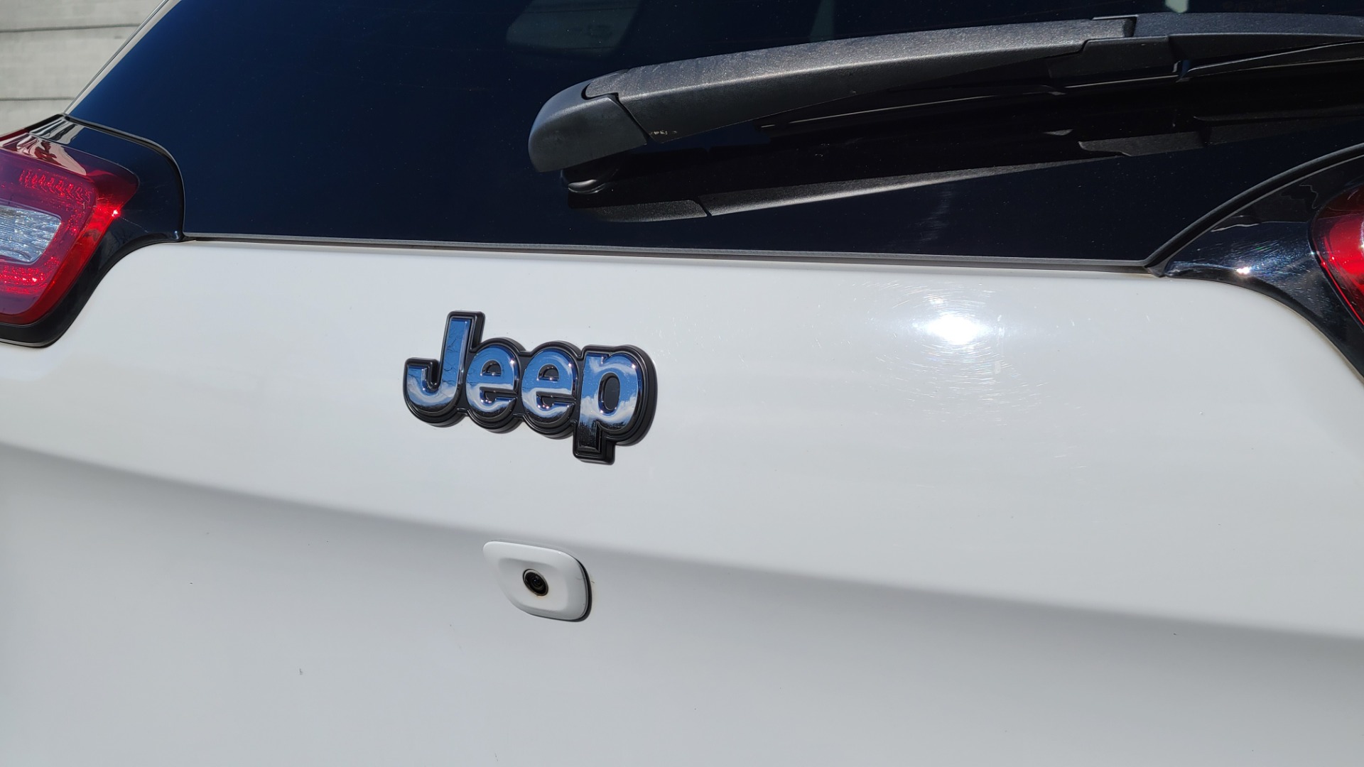 Used 2016 Jeep CHEROKEE LATITUDE FWD / 2.4L I4 / 9-SPD AUTO / 5IN TOUCHSCREEN / REARVIEW for sale $15,495 at Formula Imports in Charlotte NC 28227 25