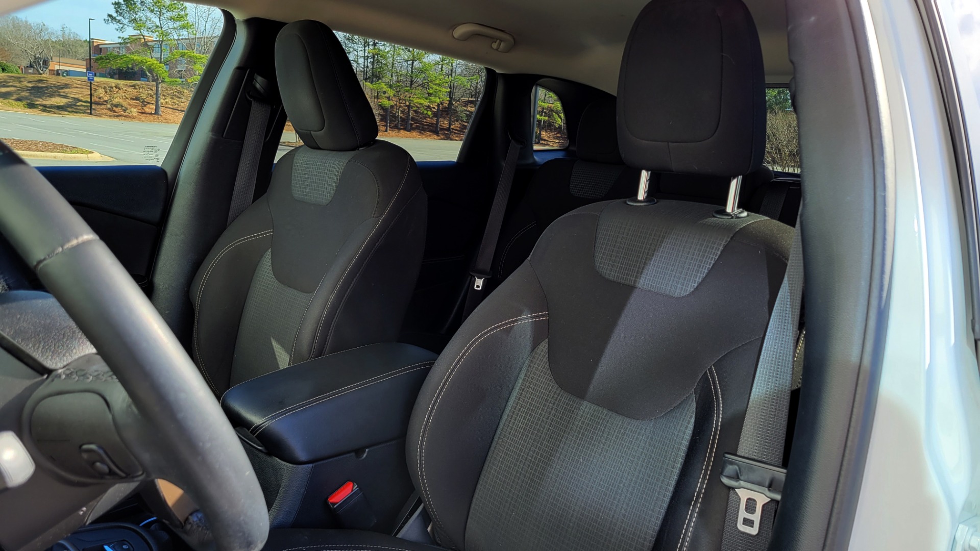 Used 2016 Jeep CHEROKEE LATITUDE FWD / 2.4L I4 / 9-SPD AUTO / 5IN TOUCHSCREEN / REARVIEW for sale $15,495 at Formula Imports in Charlotte NC 28227 29