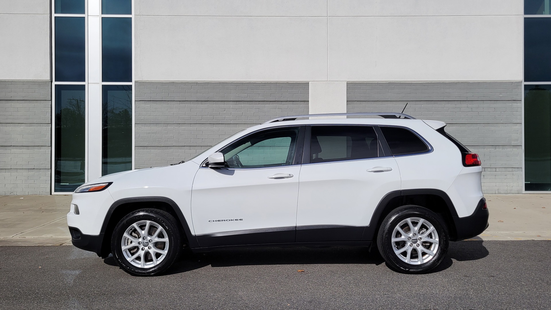 Used 2016 Jeep CHEROKEE LATITUDE FWD / 2.4L I4 / 9-SPD AUTO / 5IN TOUCHSCREEN / REARVIEW for sale $15,495 at Formula Imports in Charlotte NC 28227 3