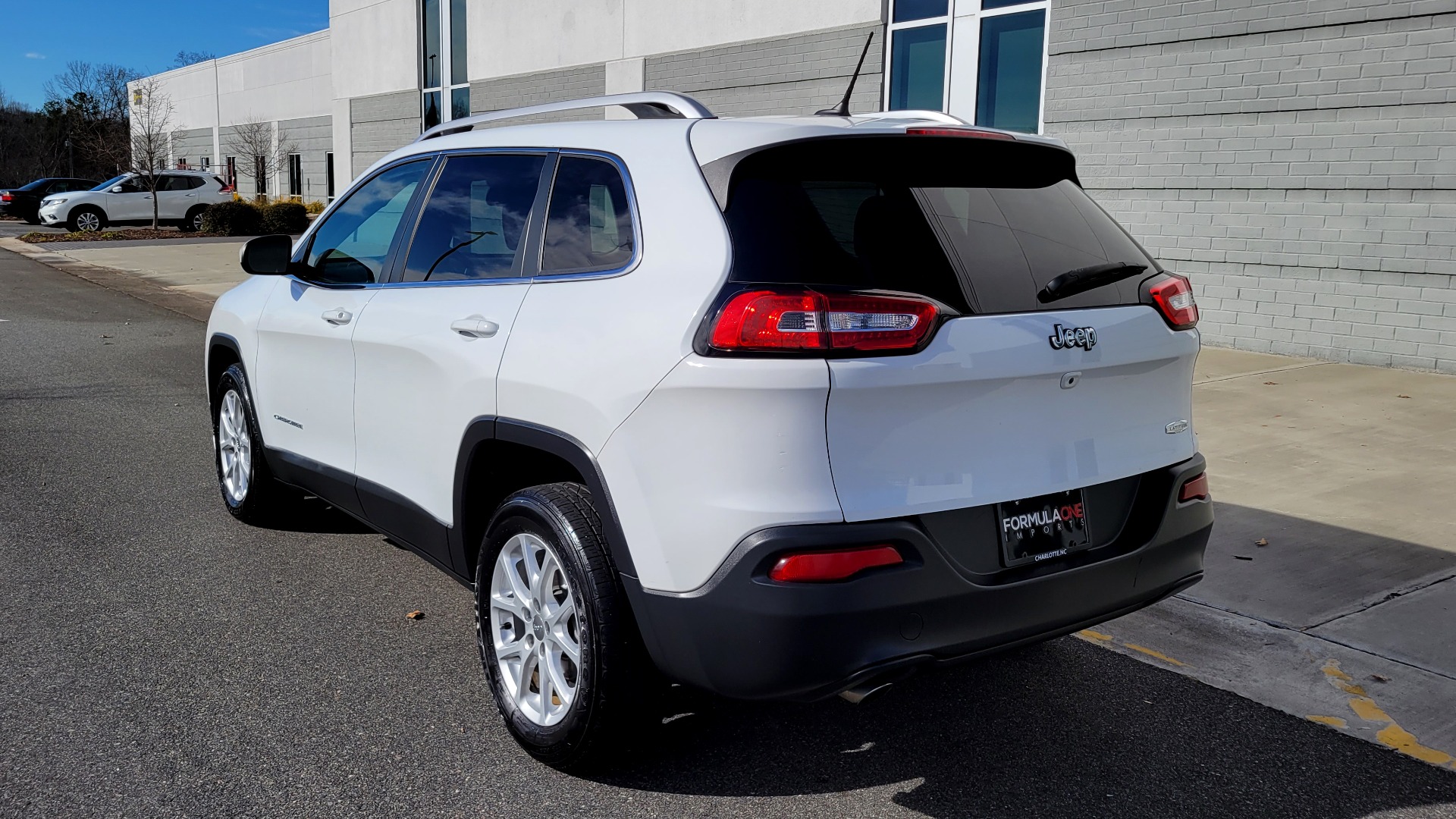 Used 2016 Jeep CHEROKEE LATITUDE FWD / 2.4L I4 / 9-SPD AUTO / 5IN TOUCHSCREEN / REARVIEW for sale $15,495 at Formula Imports in Charlotte NC 28227 4