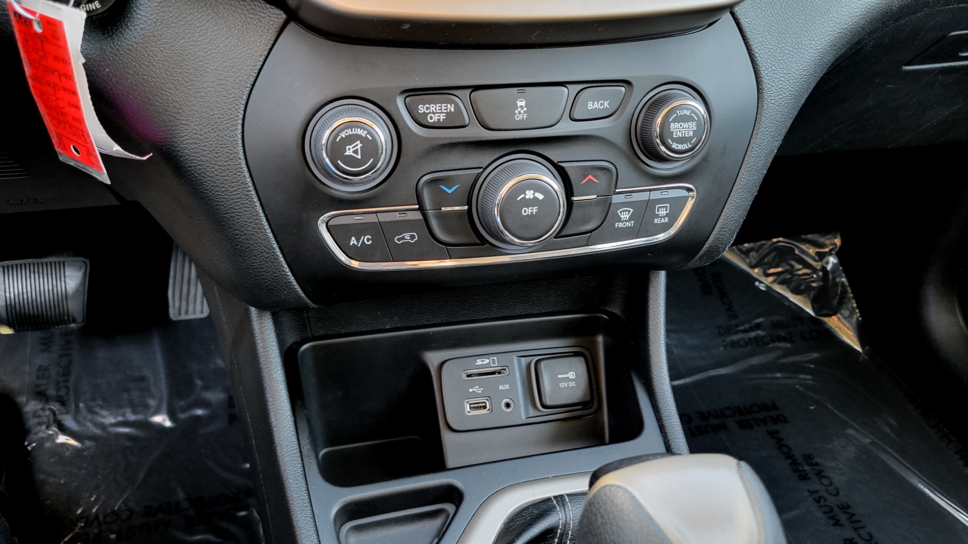 Used 2016 Jeep CHEROKEE LATITUDE FWD / 2.4L I4 / 9-SPD AUTO / 5IN TOUCHSCREEN / REARVIEW for sale $15,495 at Formula Imports in Charlotte NC 28227 40
